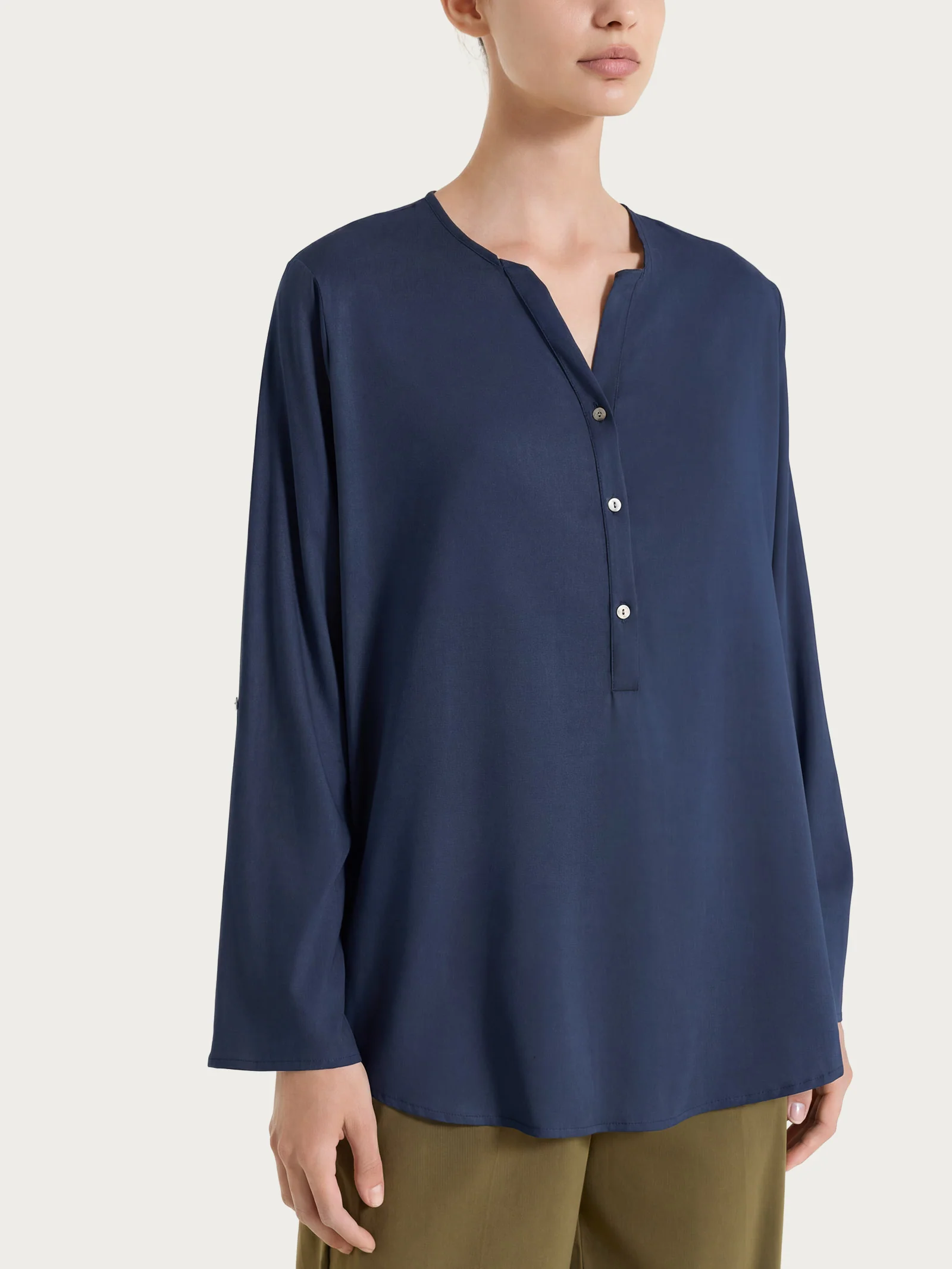 Blusa a serafino con manica risvoltabile in Voile Stretch - Bleu