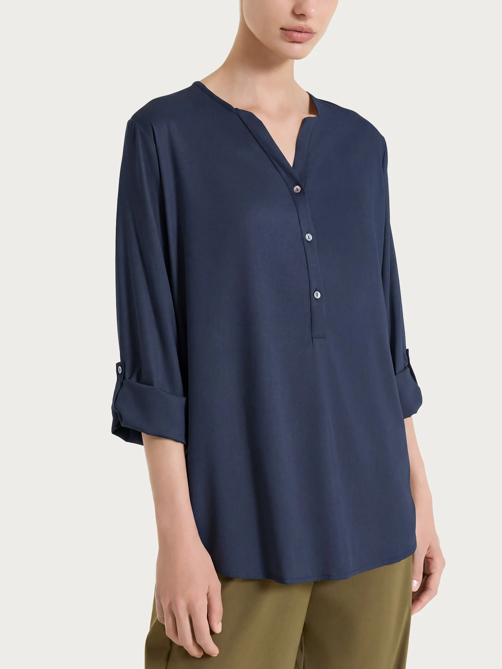Blusa a serafino con manica risvoltabile in Voile Stretch - Bleu - Image 6