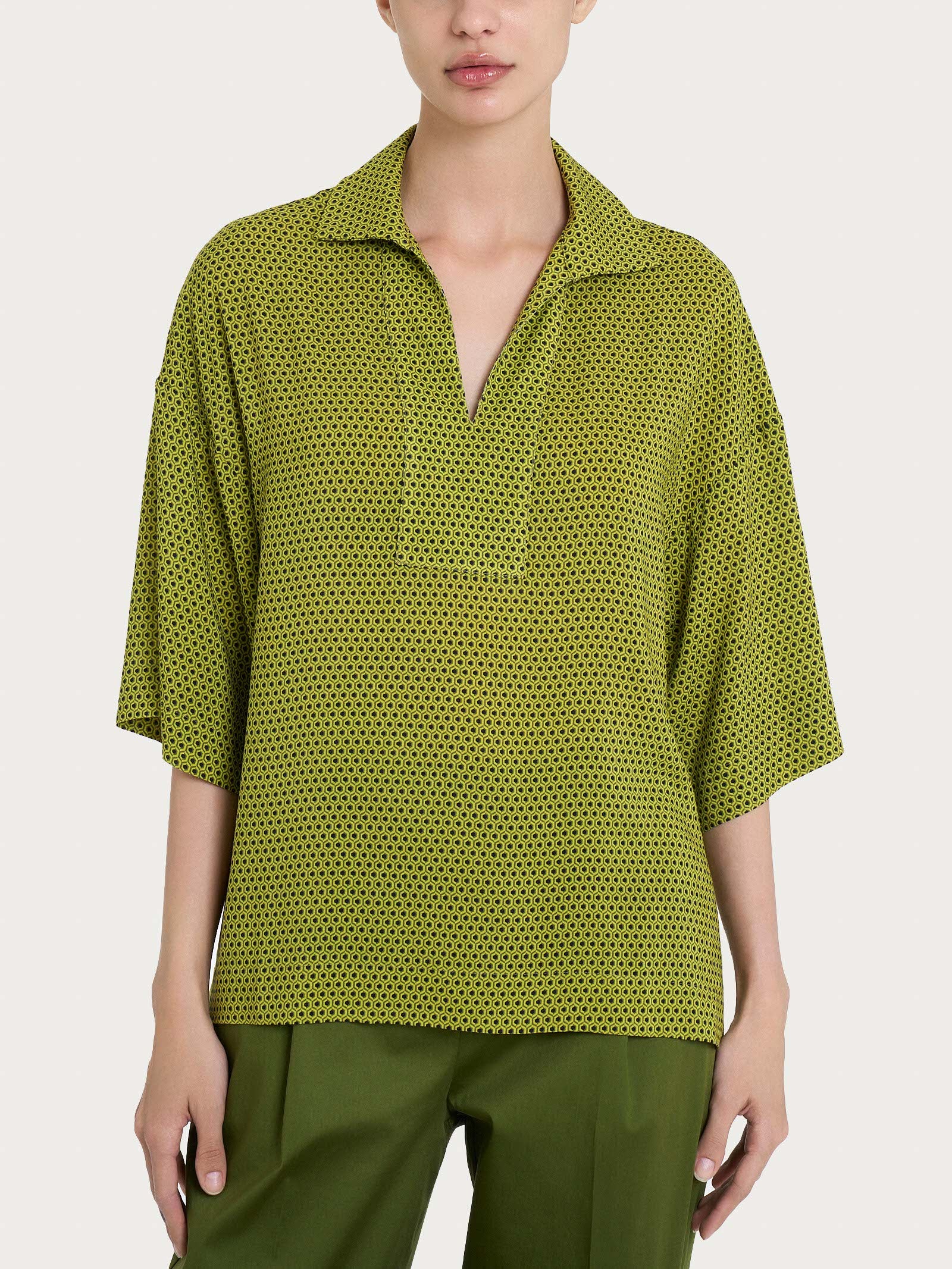 Blusa con colletto e hexagon pattern in Ecoseta - Fant. Sphagnum