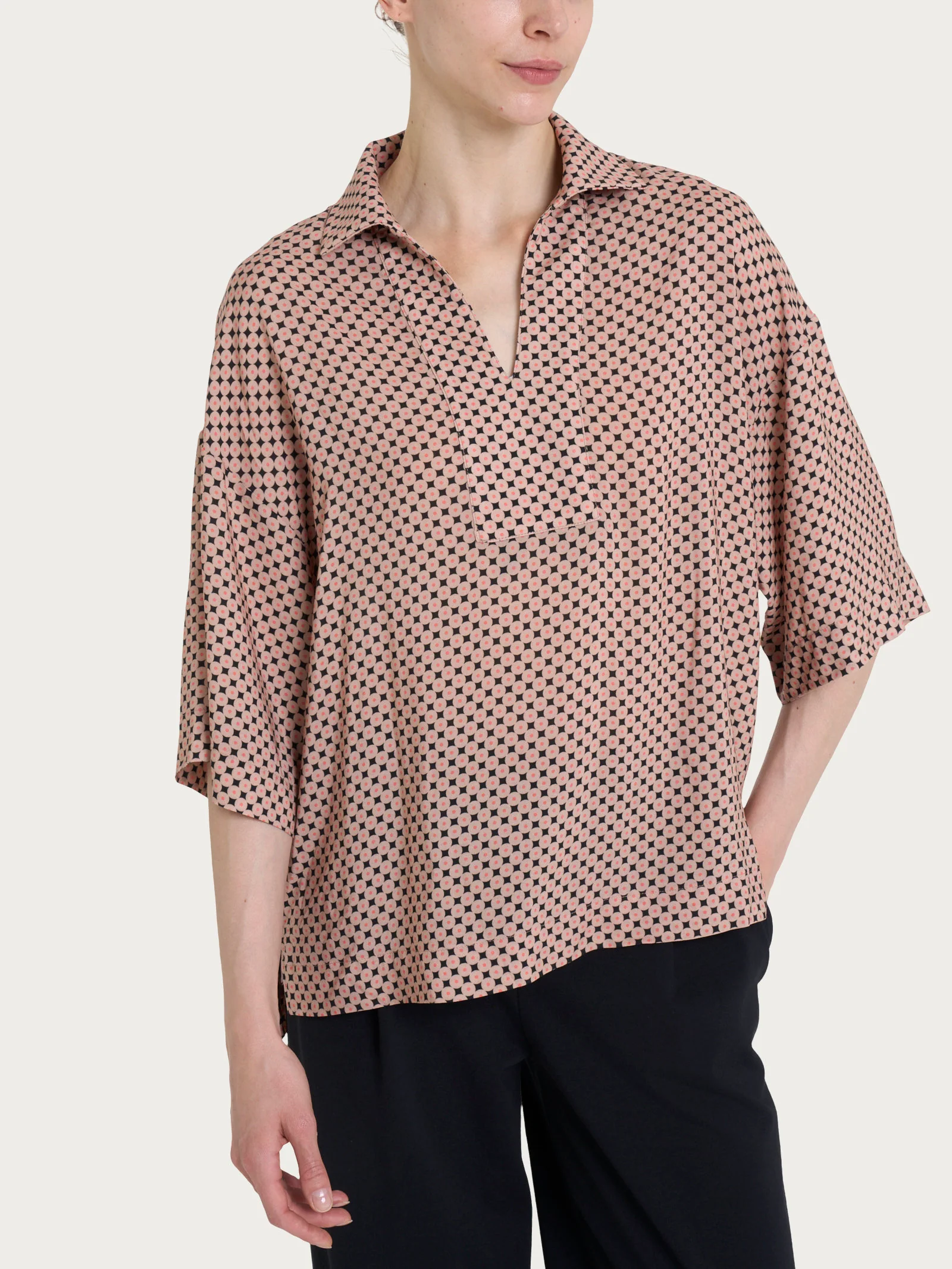 Blusa con colletto e micro pattern in Ecoseta - Fant.Nero