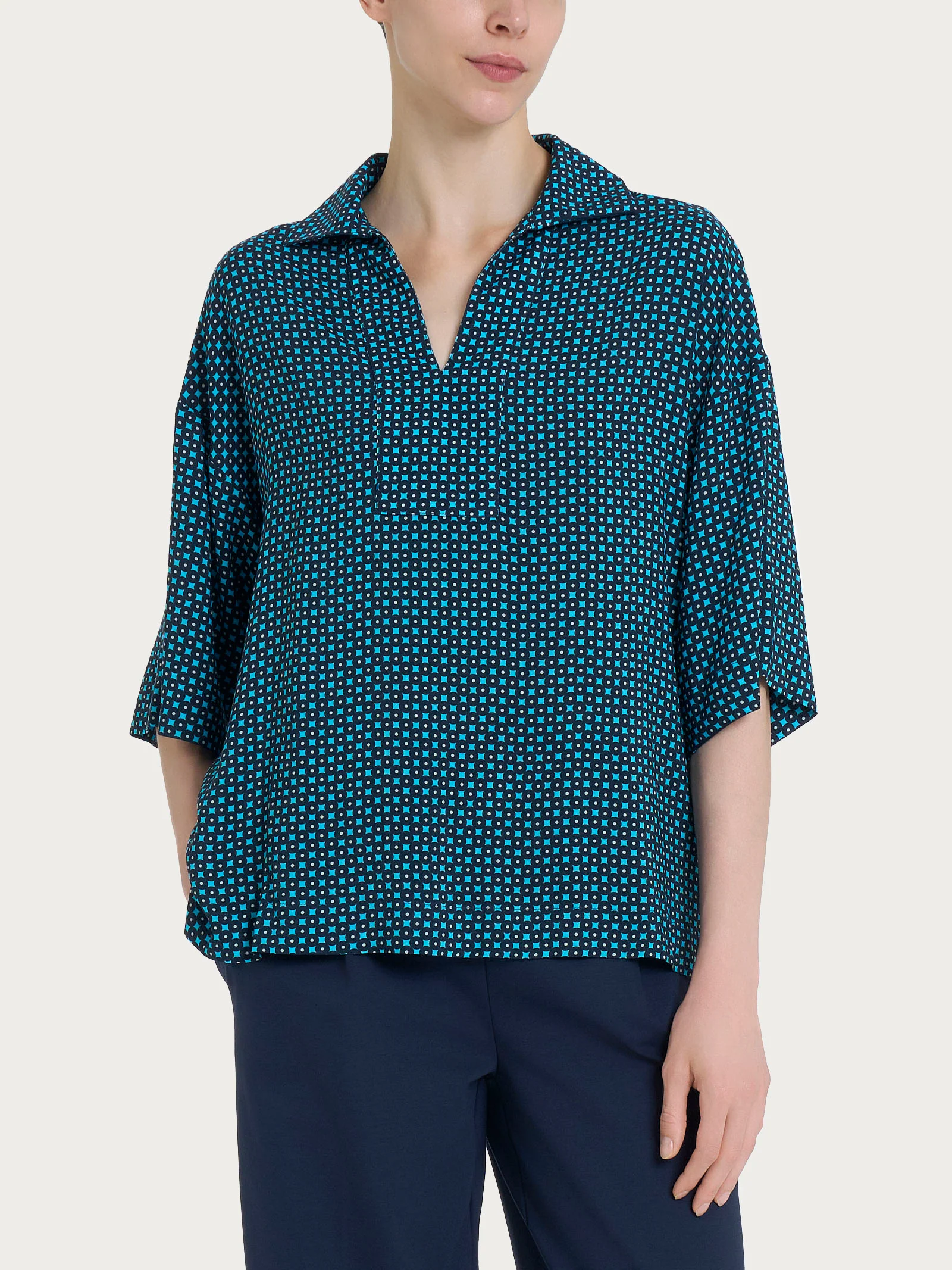 Blusa con colletto e micro pattern in Ecoseta - Fant. Aquarius