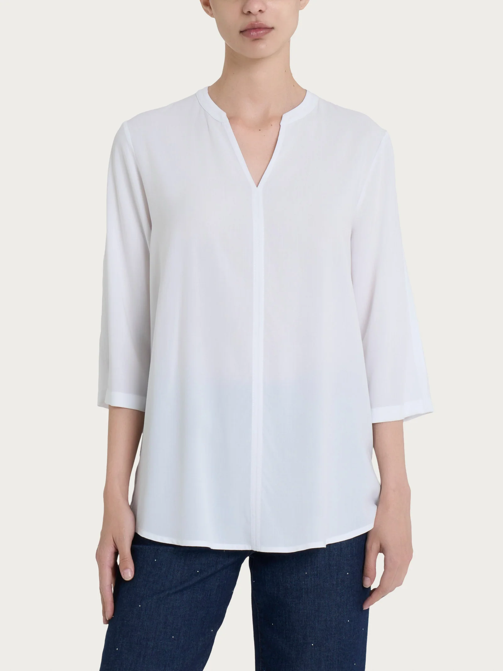 Blusa con collo alla coreana e manica 3/4 in Ecoseta - Bianco