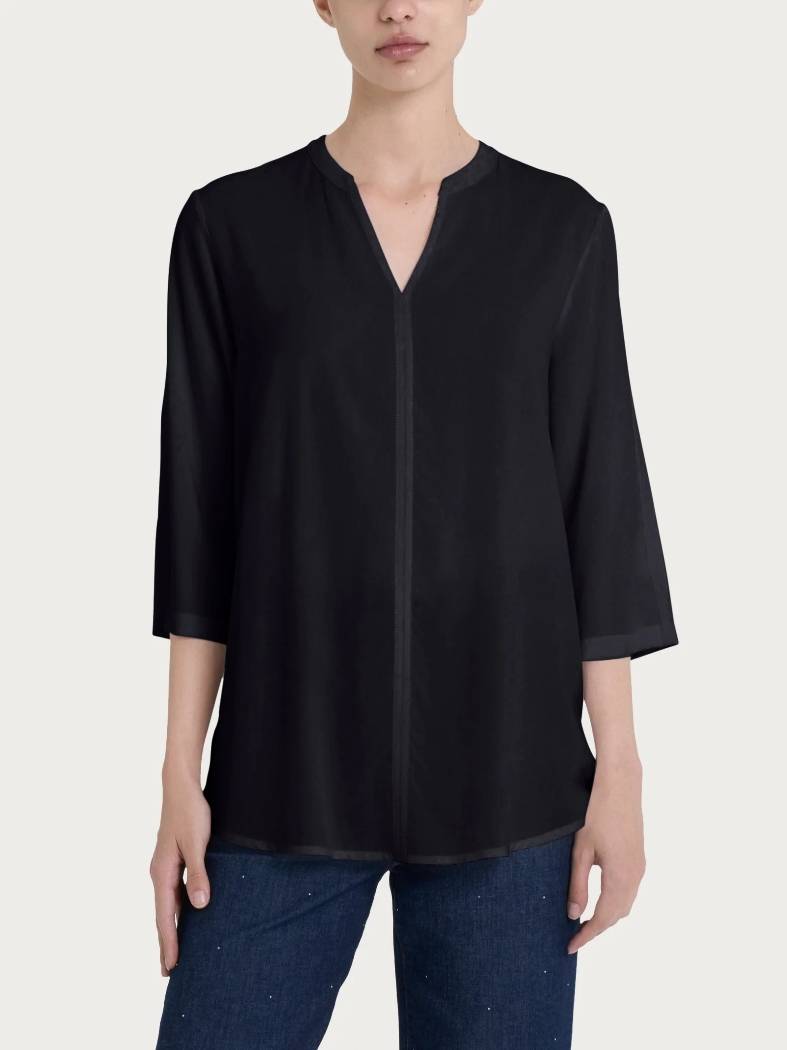 Blusa con collo alla coreana e manica 3/4 in Ecoseta - Nero