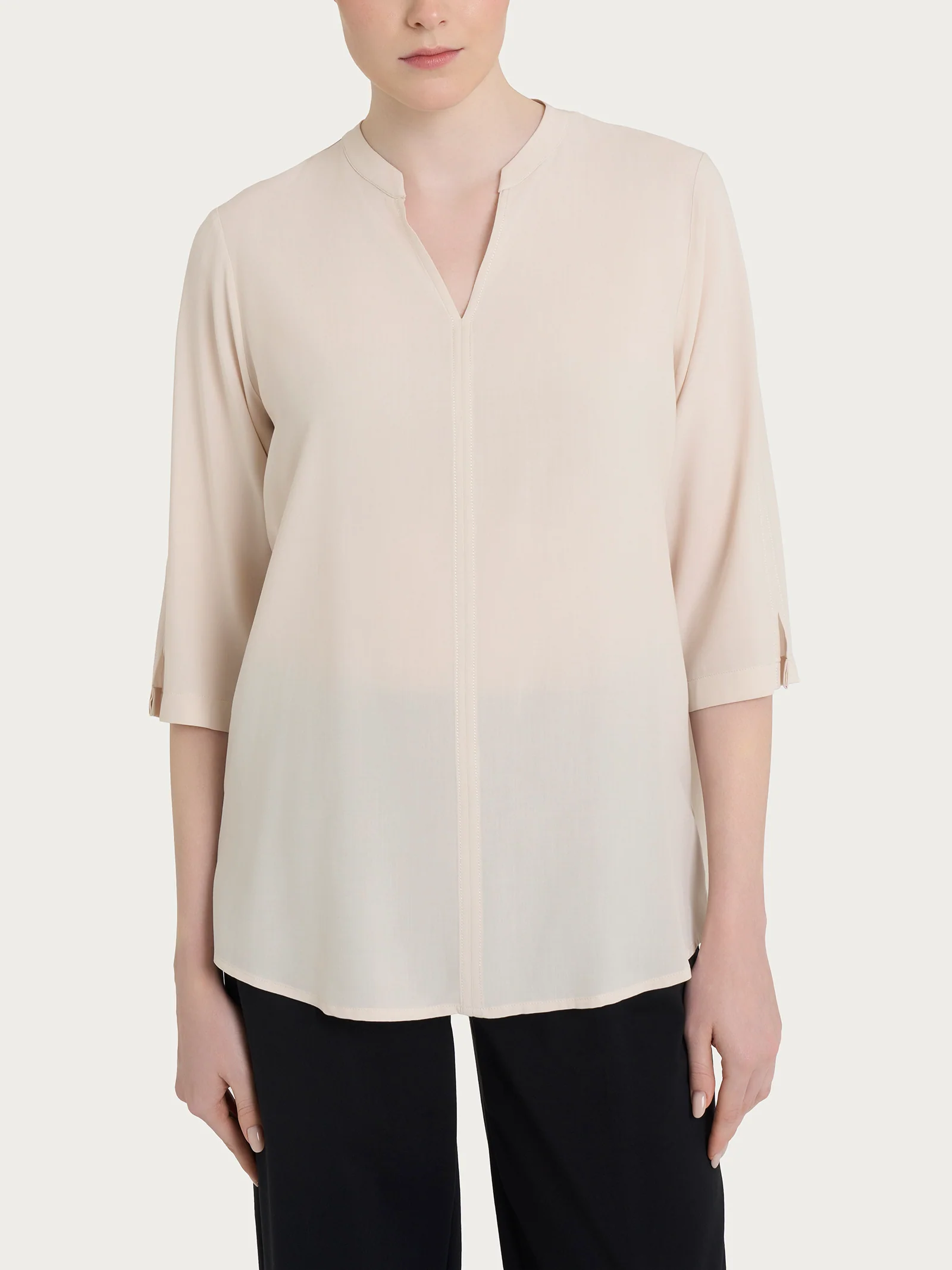 Blusa con collo alla coreana e manica 3/4 in Ecoseta - Champignon
