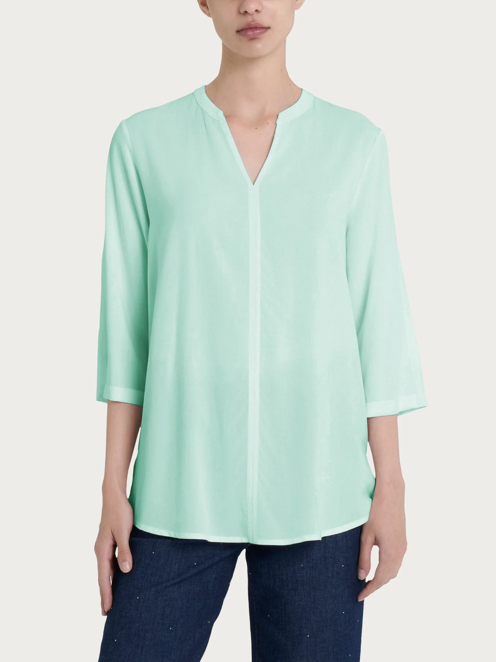 Blusa con collo alla coreana e manica 3/4 in Ecoseta - Bird's Egg Green