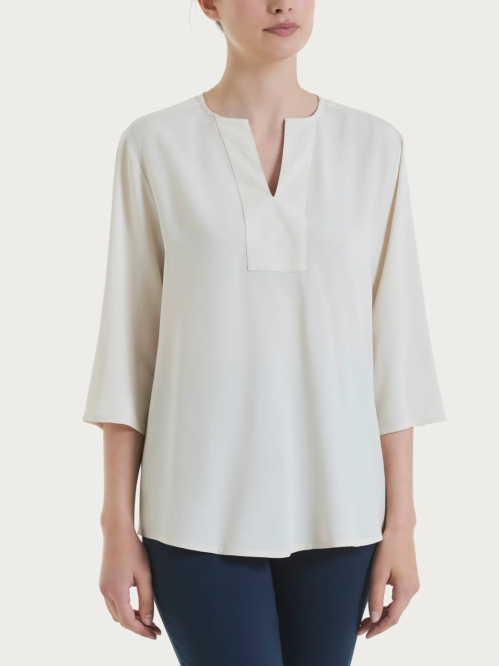 Blusa con scollo a V e manica 3/4 in Ecoseta - Champignon