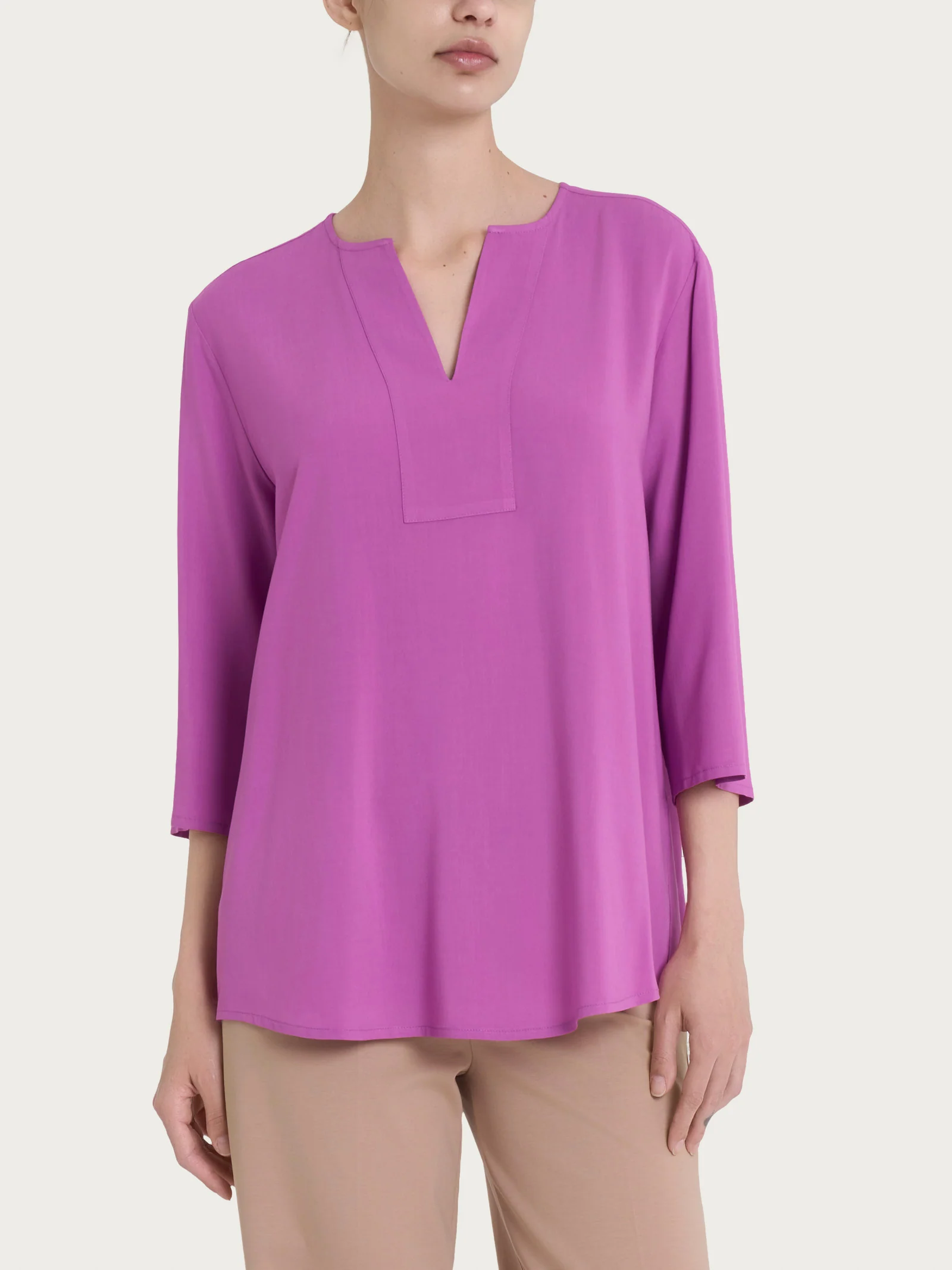 Blusa con scollo a V e manica 3/4 in Ecoseta - Cattleya Orchid