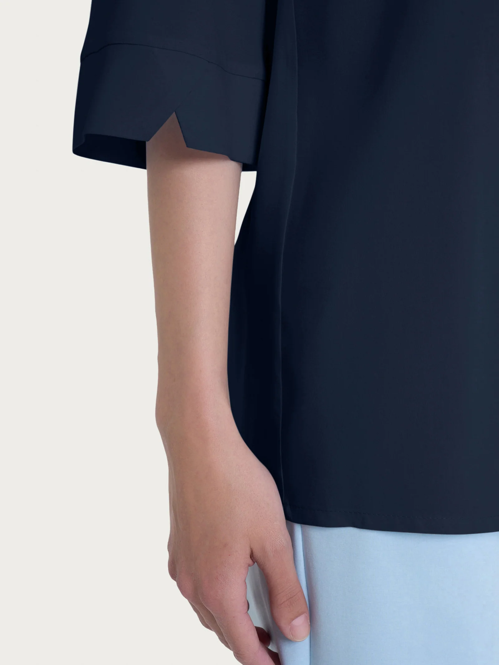 Blusa con scollo a V e manica 3/4 in Ecoseta - Bleu - Image 3