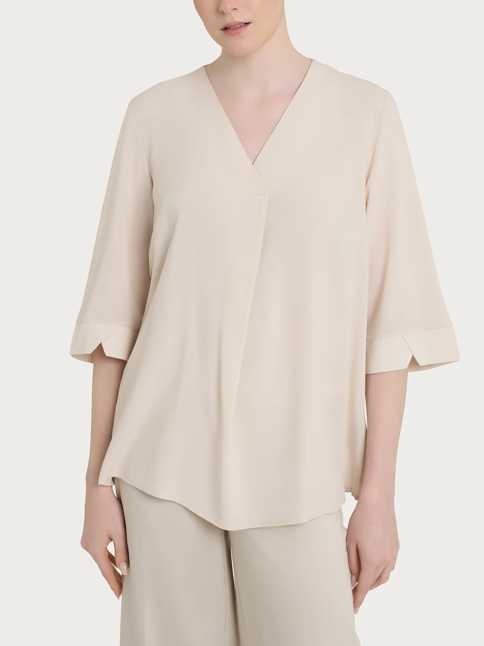 Blusa con scollo a V e manica 3/4 in Ecoseta - Champignon