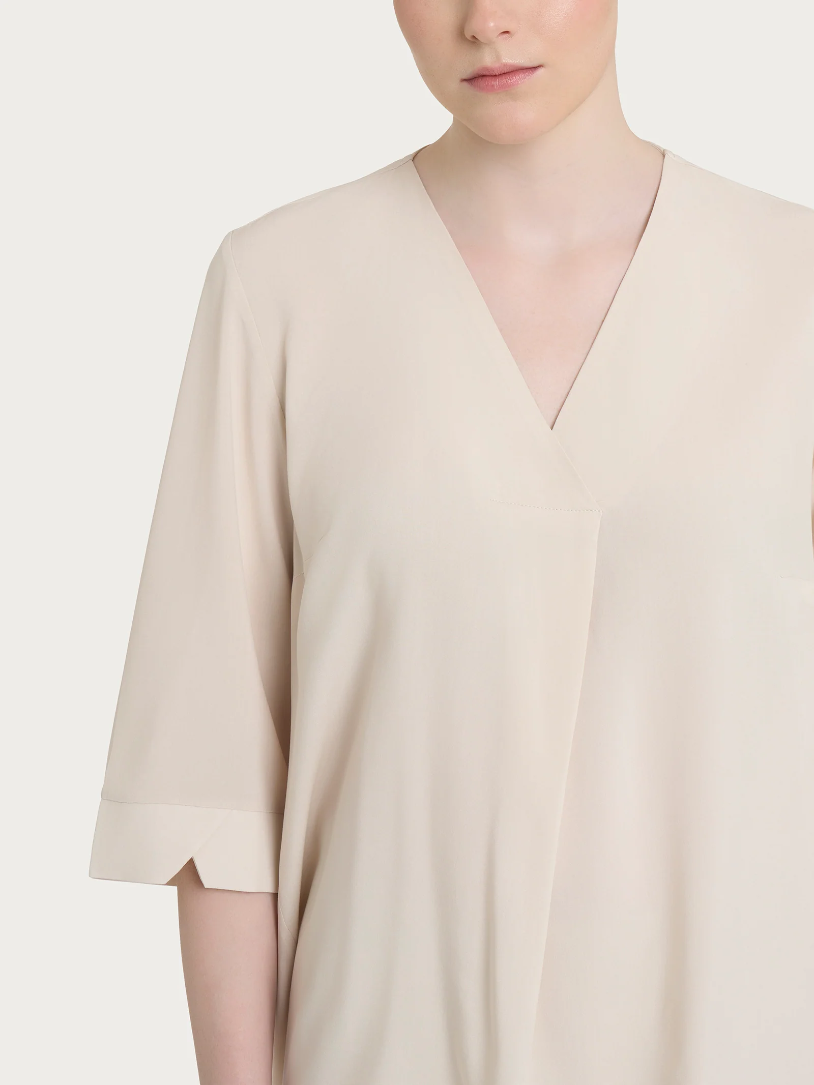 Blusa con scollo a V e manica 3/4 in Ecoseta - Champignon - Image 3