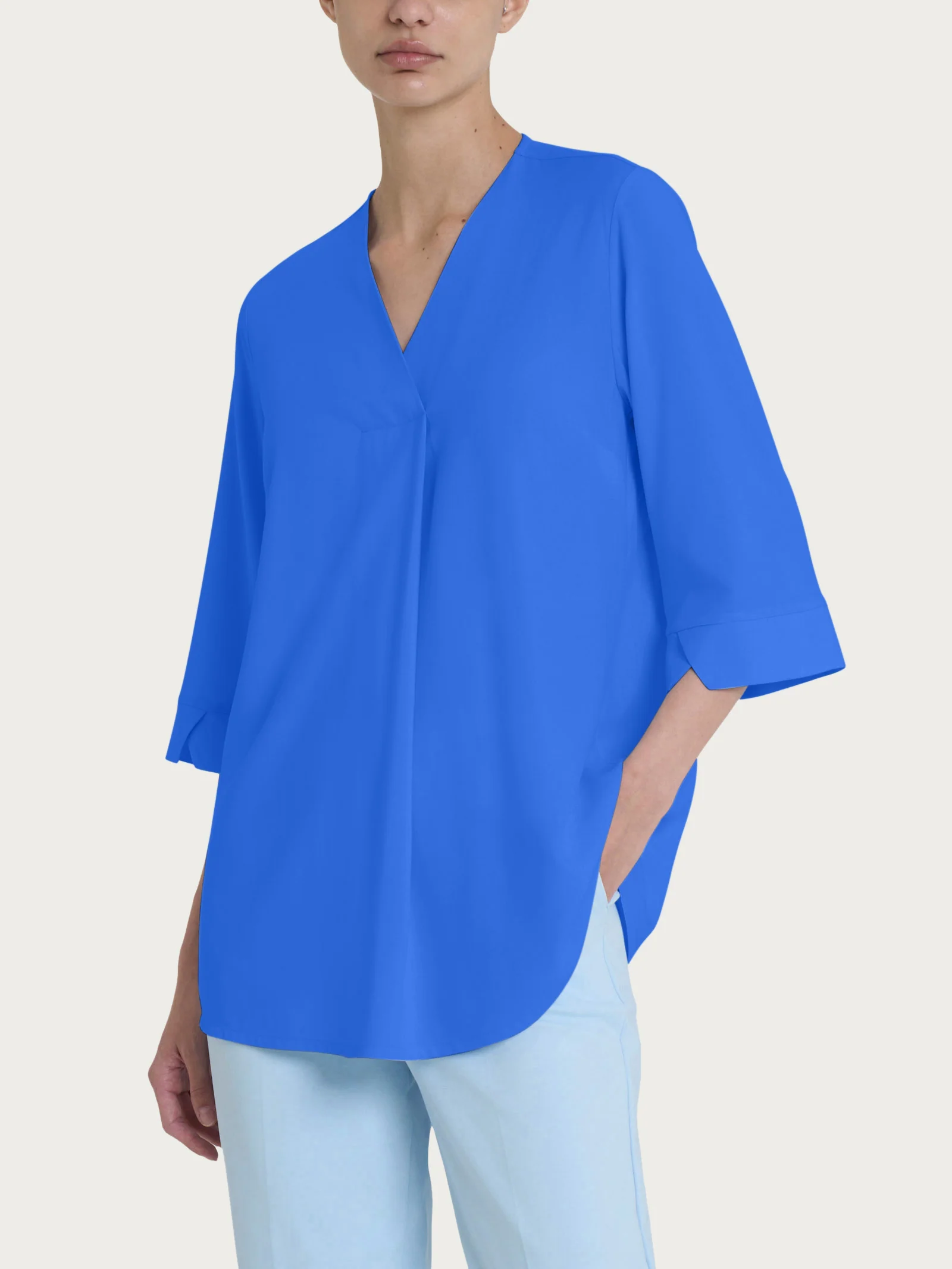 Blusa con scollo a V e manica 3/4 in Ecoseta - Dazzling Blue
