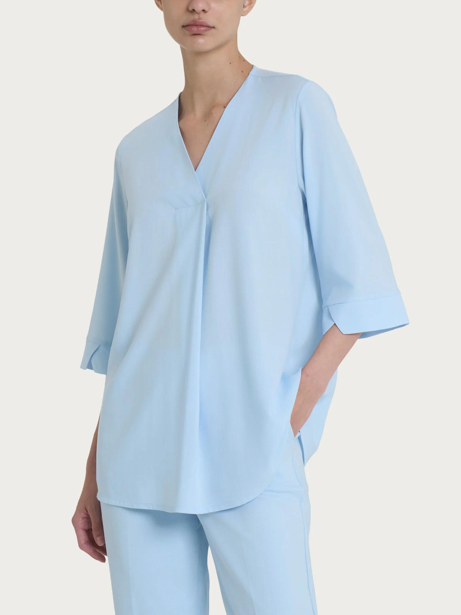 Blusa con scollo a V e manica 3/4 in Ecoseta - Skyway