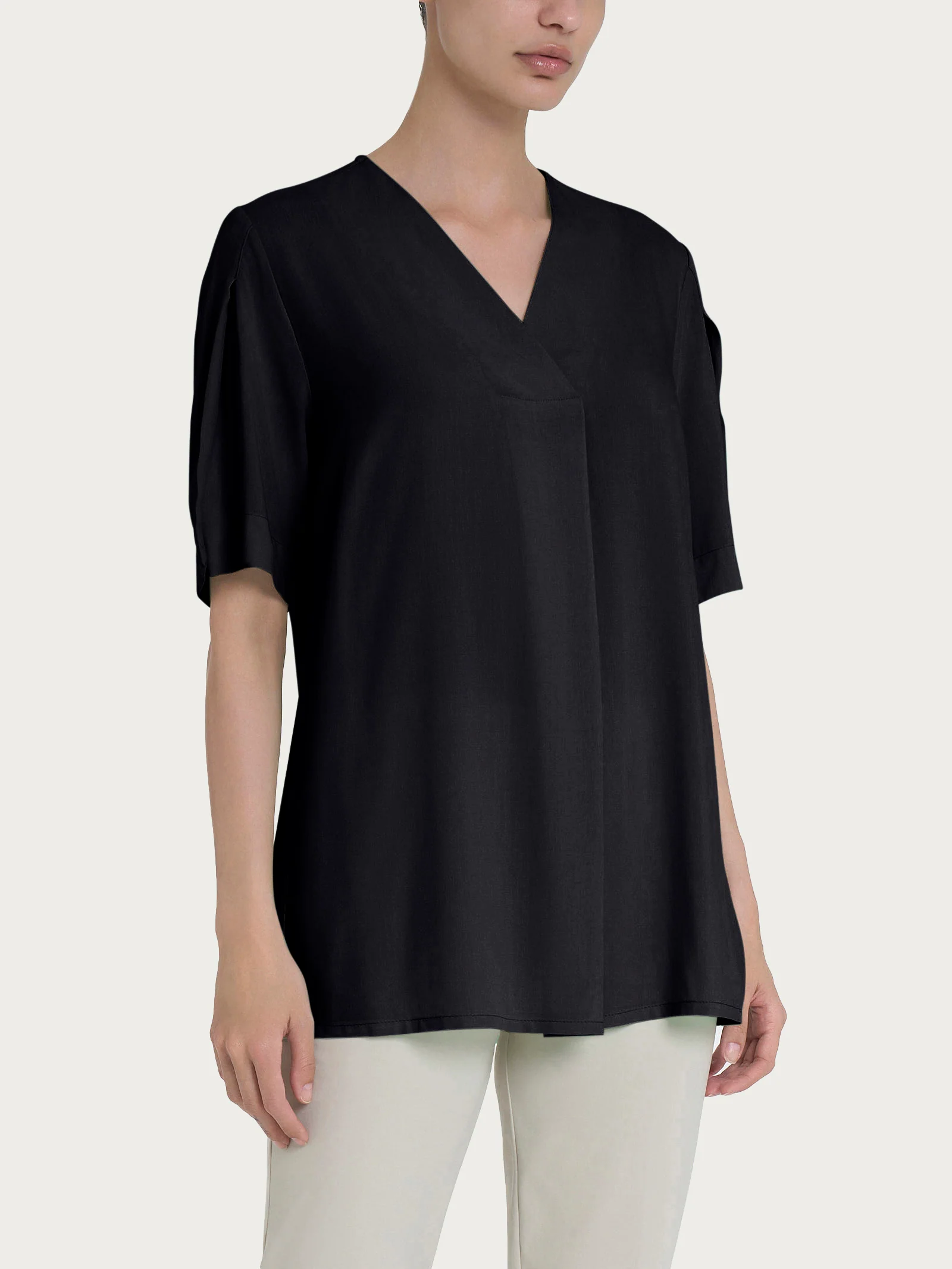 Blusa con scollo a V e manica a petalo in Ecoseta - Nero