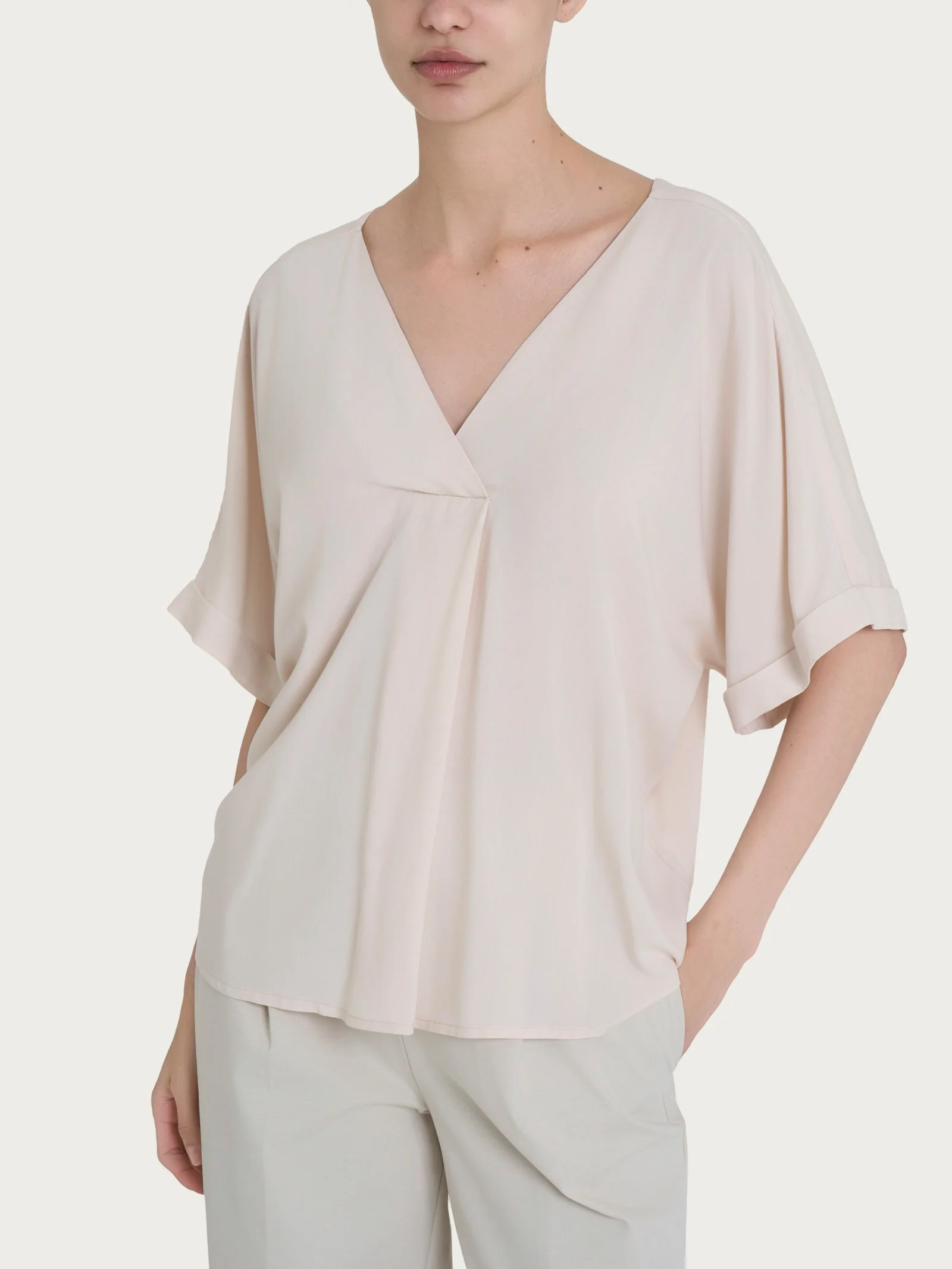 Blusa con scollo a V e manica kimono in Ecoseta - Champignon
