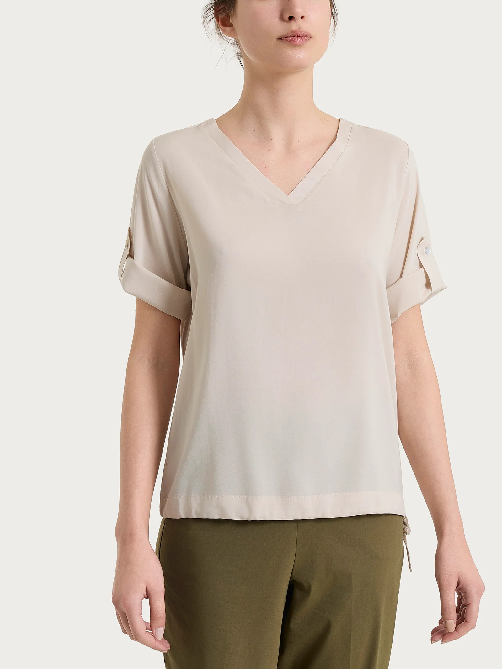 Blusa con scollo a V e manica risvoltabile in Voile Stretch - Champignon