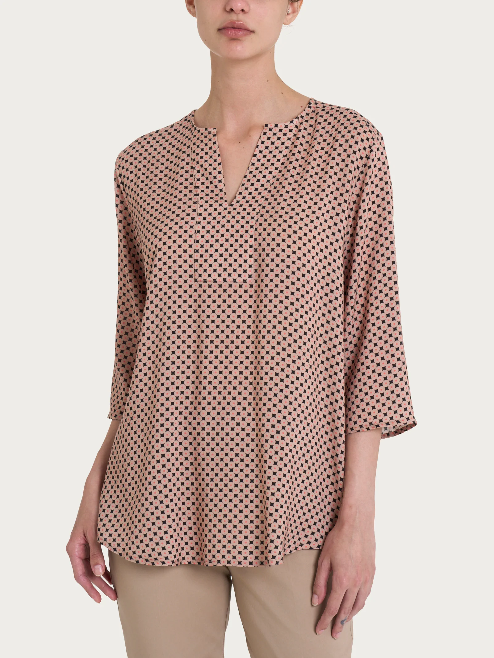 Blusa con scollo a V e micro pattern in Ecoseta - Fant.Nero