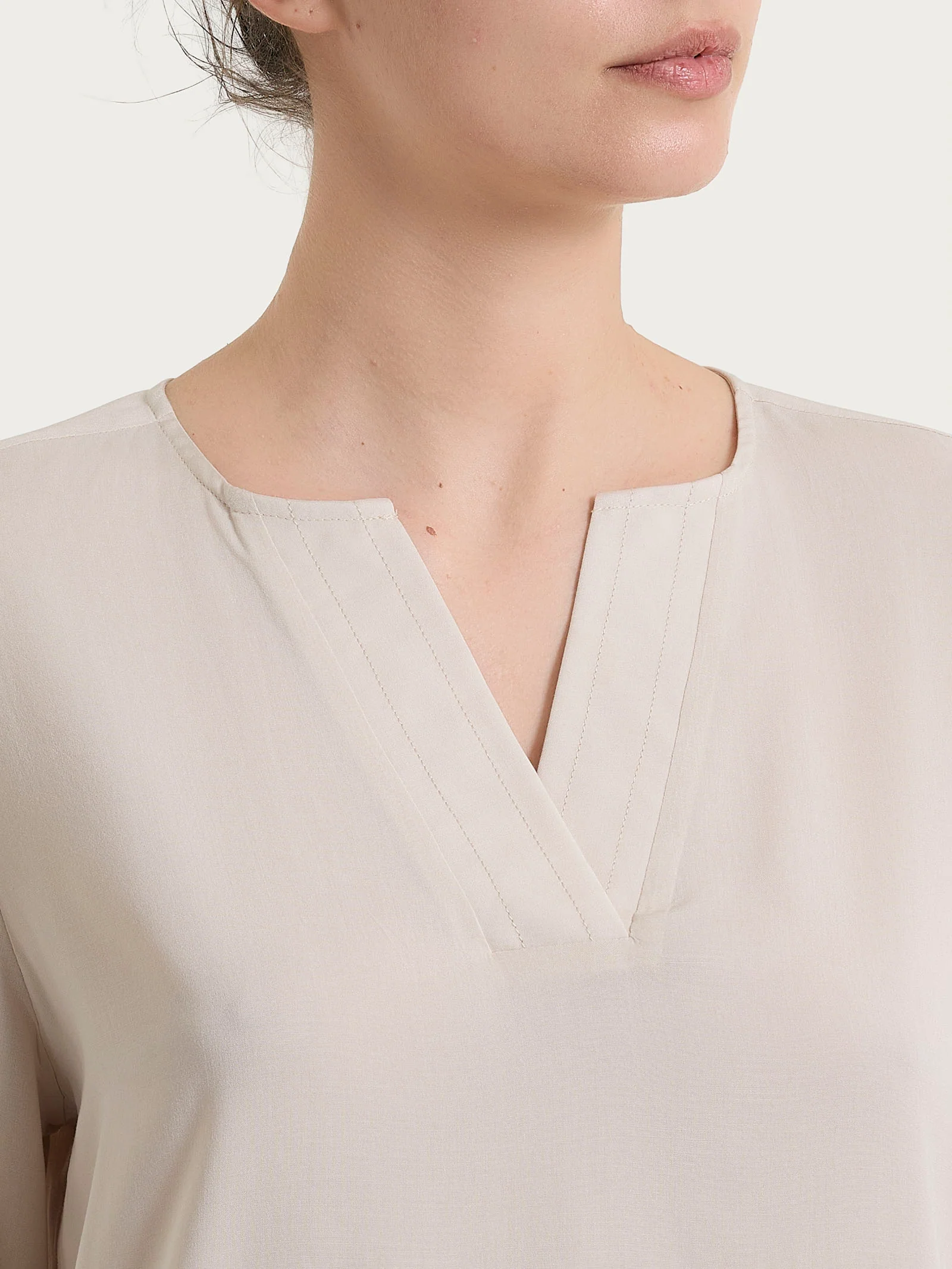 Blusa con scollo a V in Voile Stretch - Champignon - Image 5