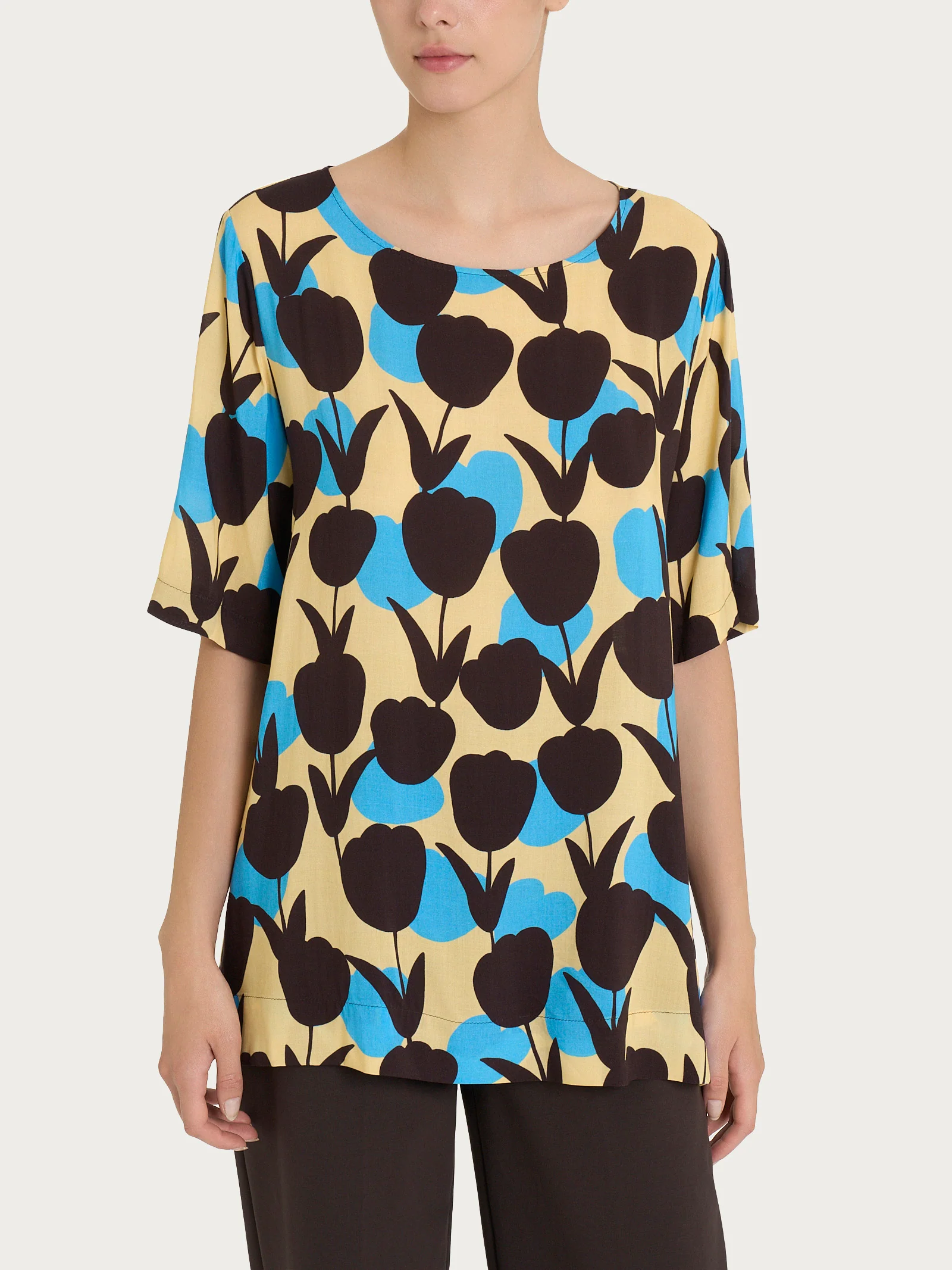 Blusa girocollo con macro tulips pattern in Ecoseta - Fant. Azure Blue