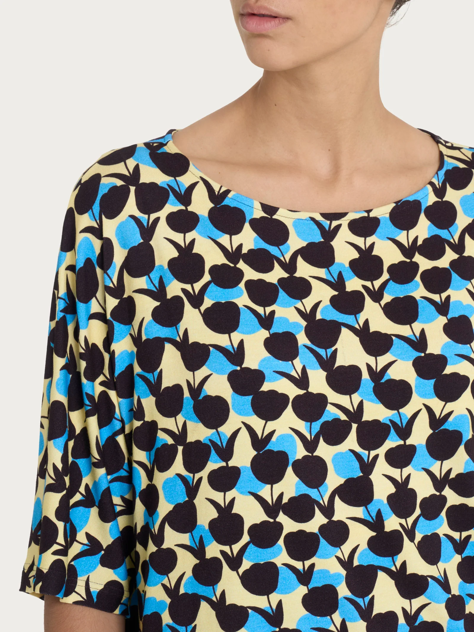 Blusa girocollo con tulips pattern in Viscosa Summer - Fant. Pale Banana - Image 3