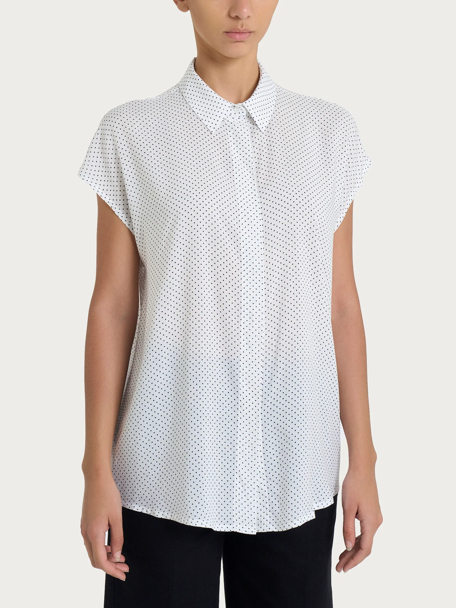 Camicia con dots e manica corta a kimono in Ecoseta - Fant.Bianco