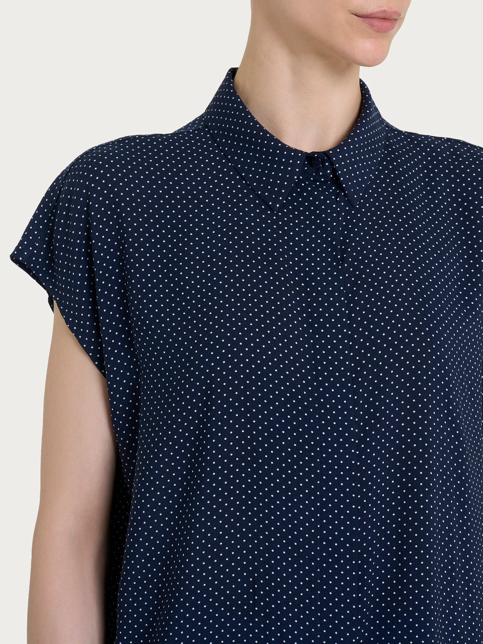 Camicia con dots e manica corta a kimono in Ecoseta - Fant.Bleu - Image 3