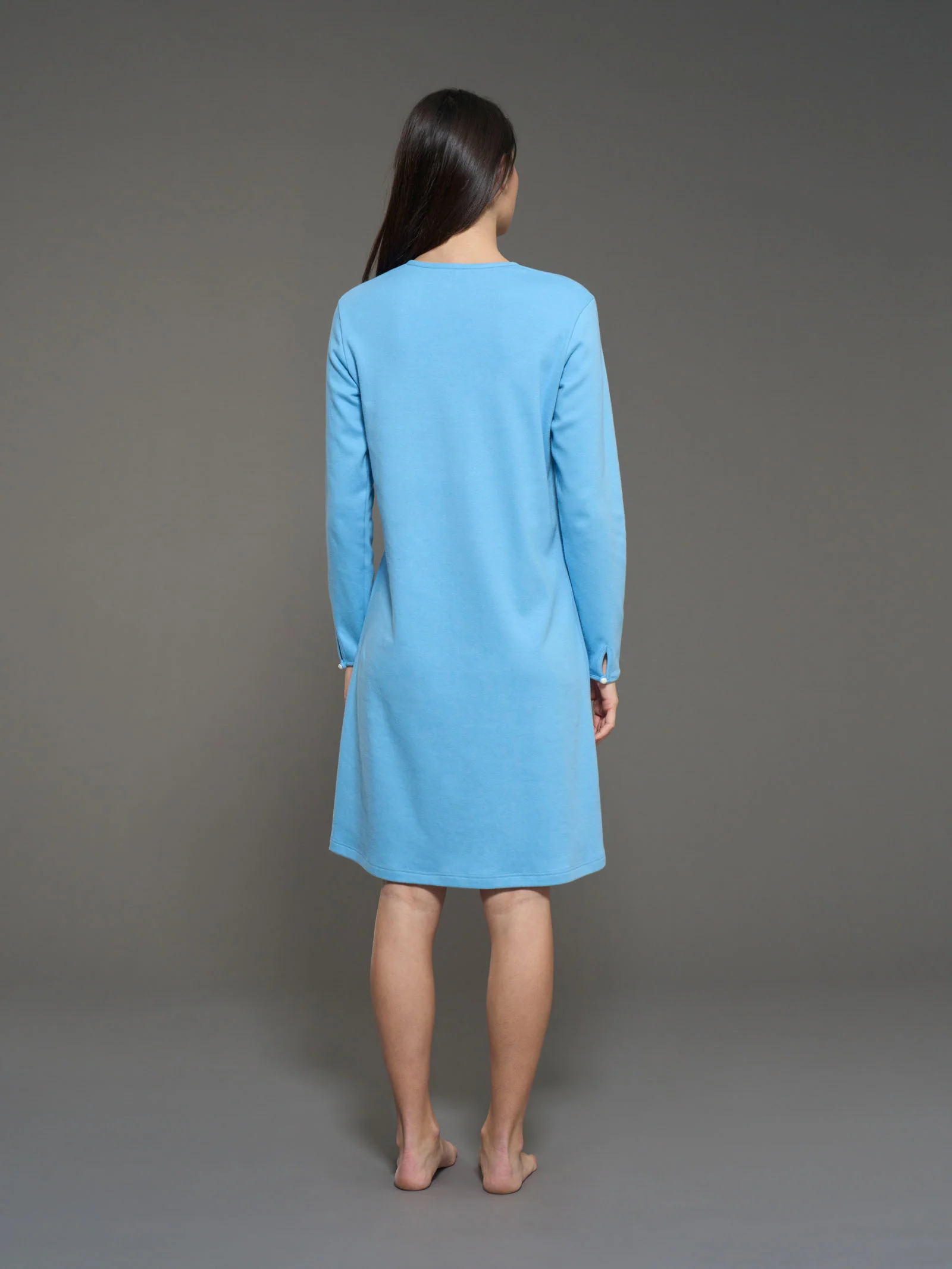 Camicia da notte a serafino in interlock di cotone - Dusk Blue - Image 2
