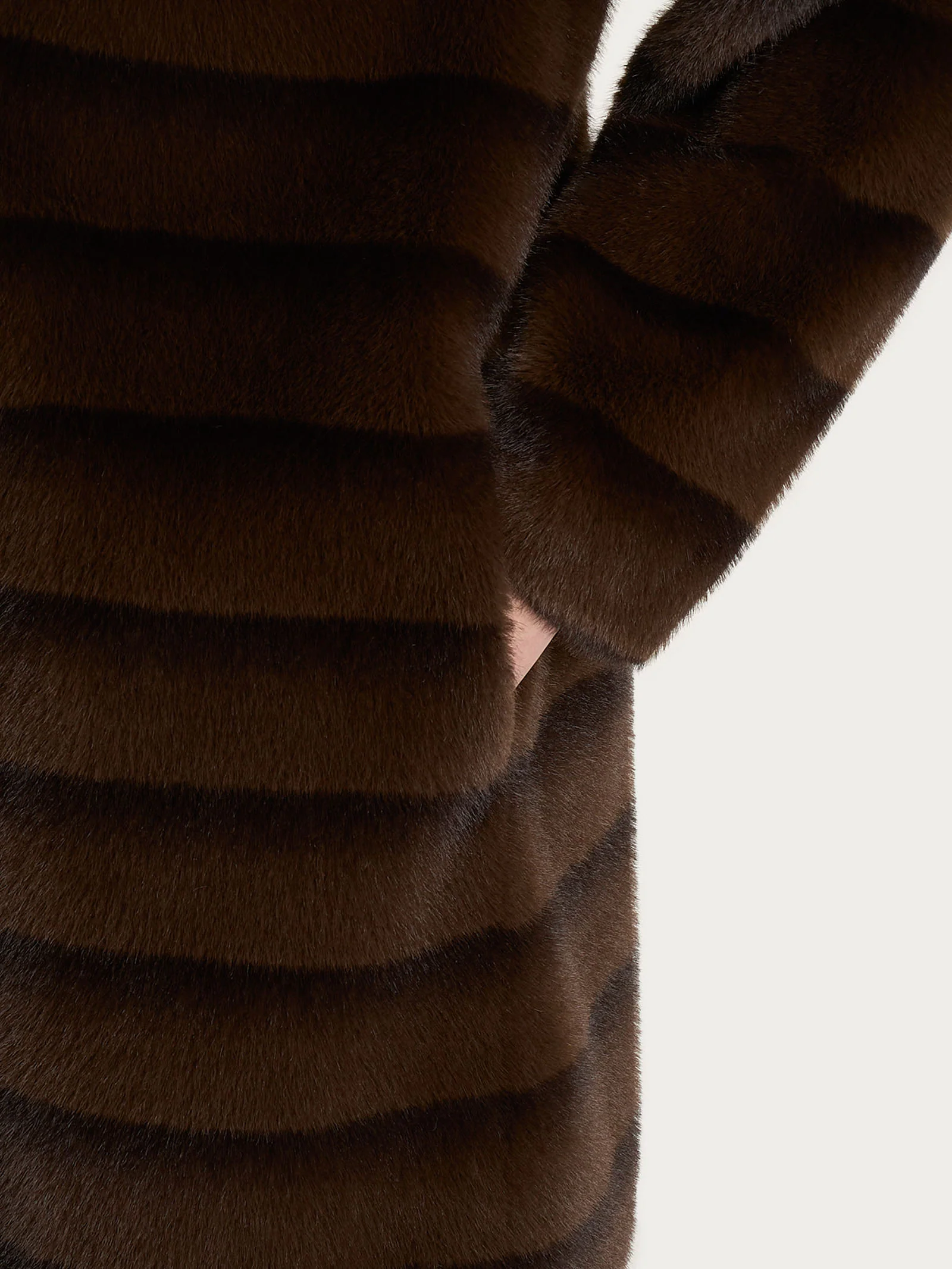 Cappotto con revers double-face in Vegan Fur - Fant. Chocolate Torte - Image 6
