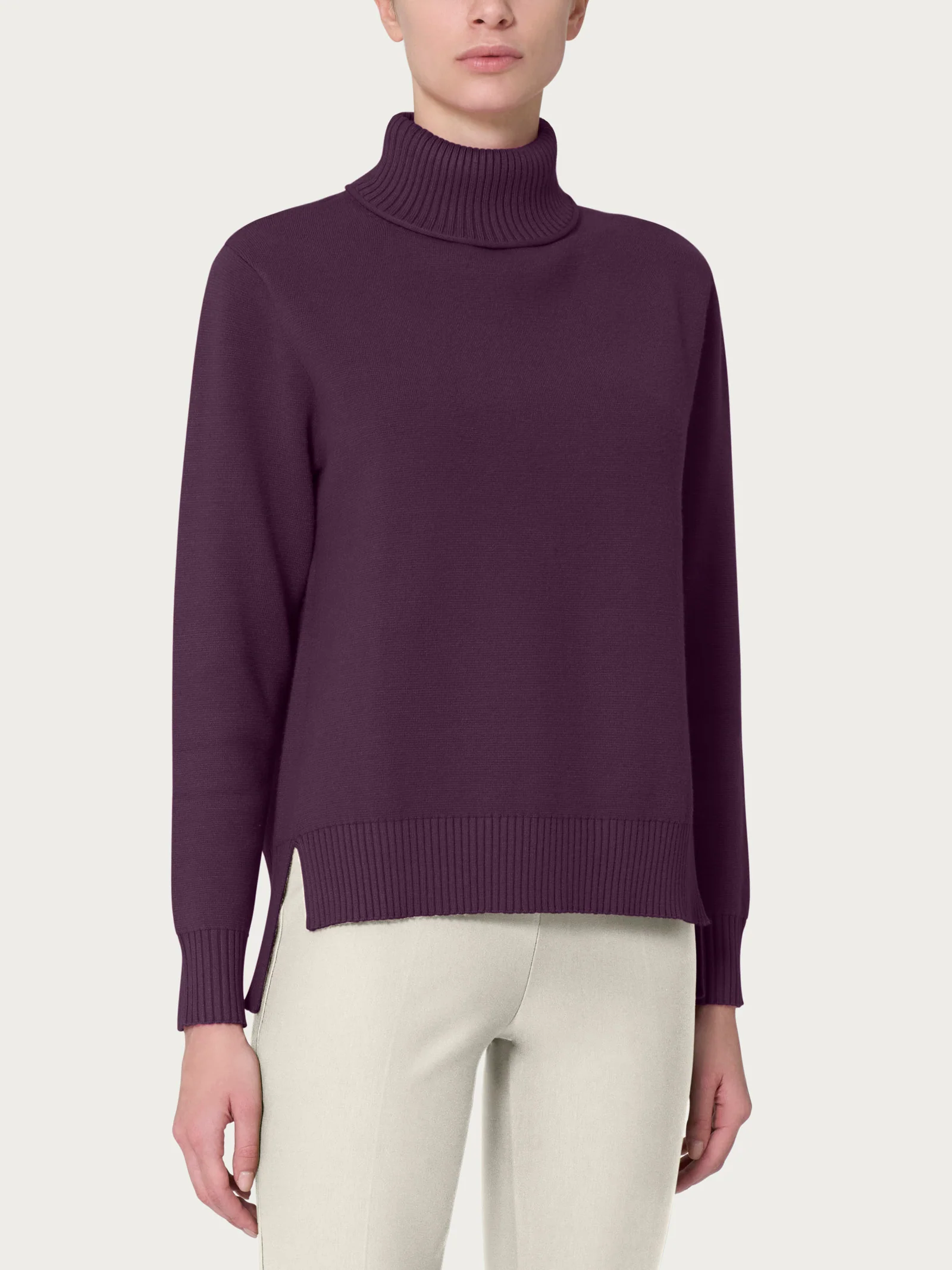 Dolcevita asimmetrico in Super Soft - Plum Perfect
