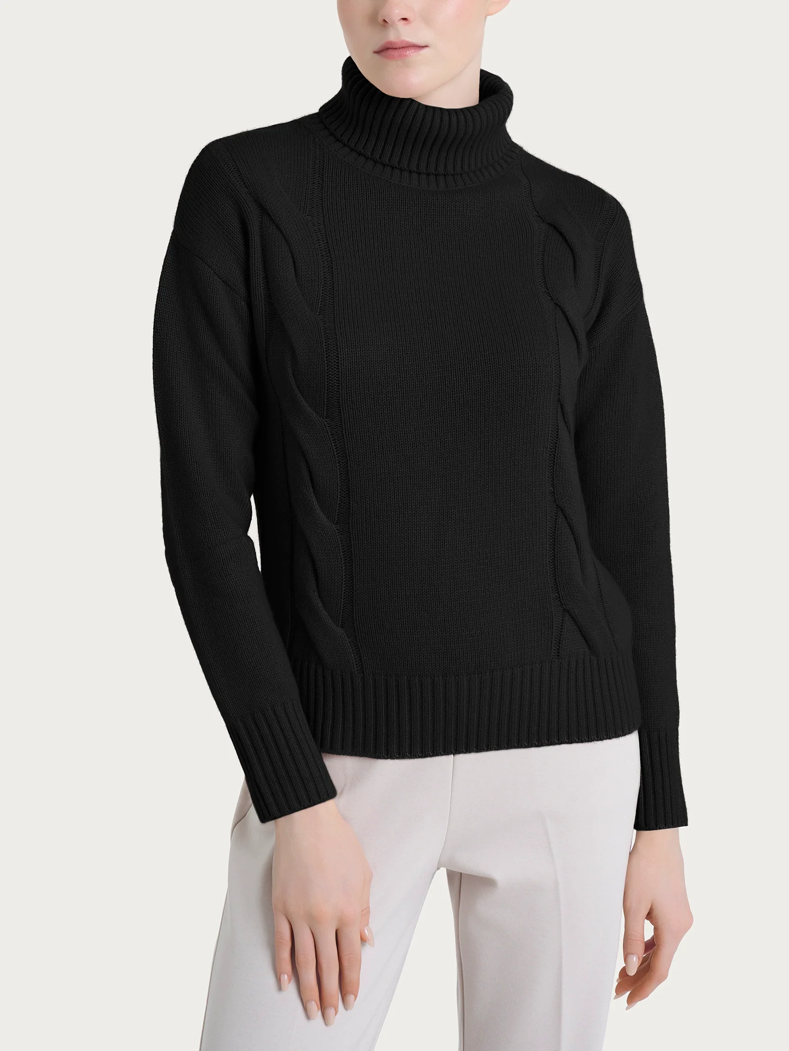 Dolcevita con trecce laterali in Natural Soft - Nero