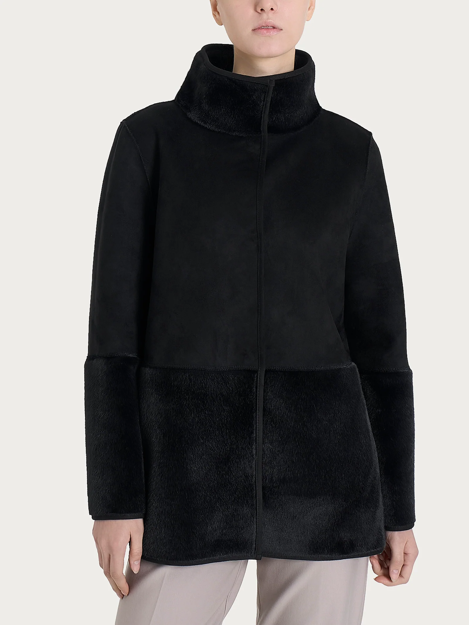 Giacca lunga con collo alto double-face in Vegan Shearling  - Nero - Image 3