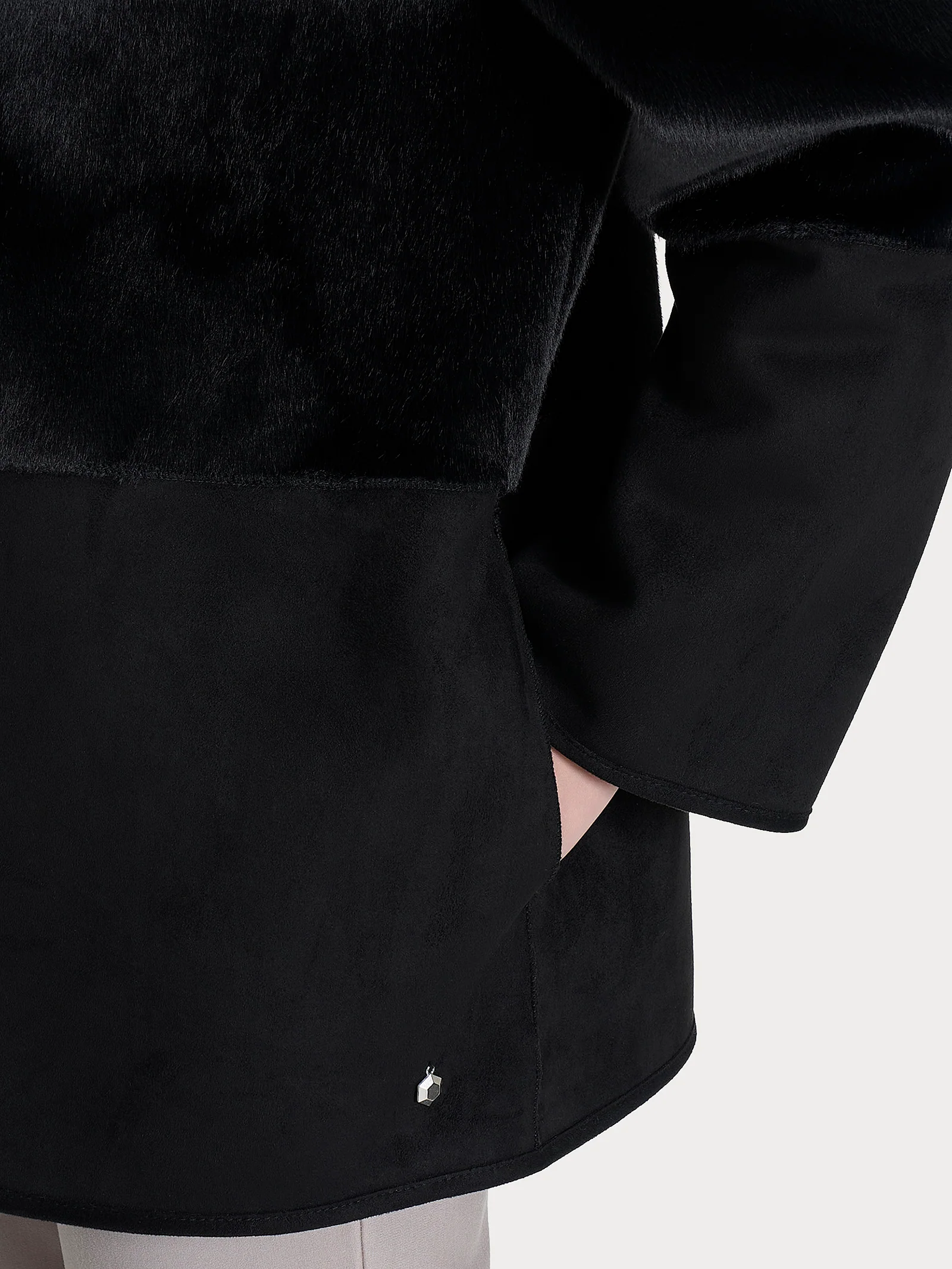 Giacca lunga con collo alto double-face in Vegan Shearling  - Nero - Image 8