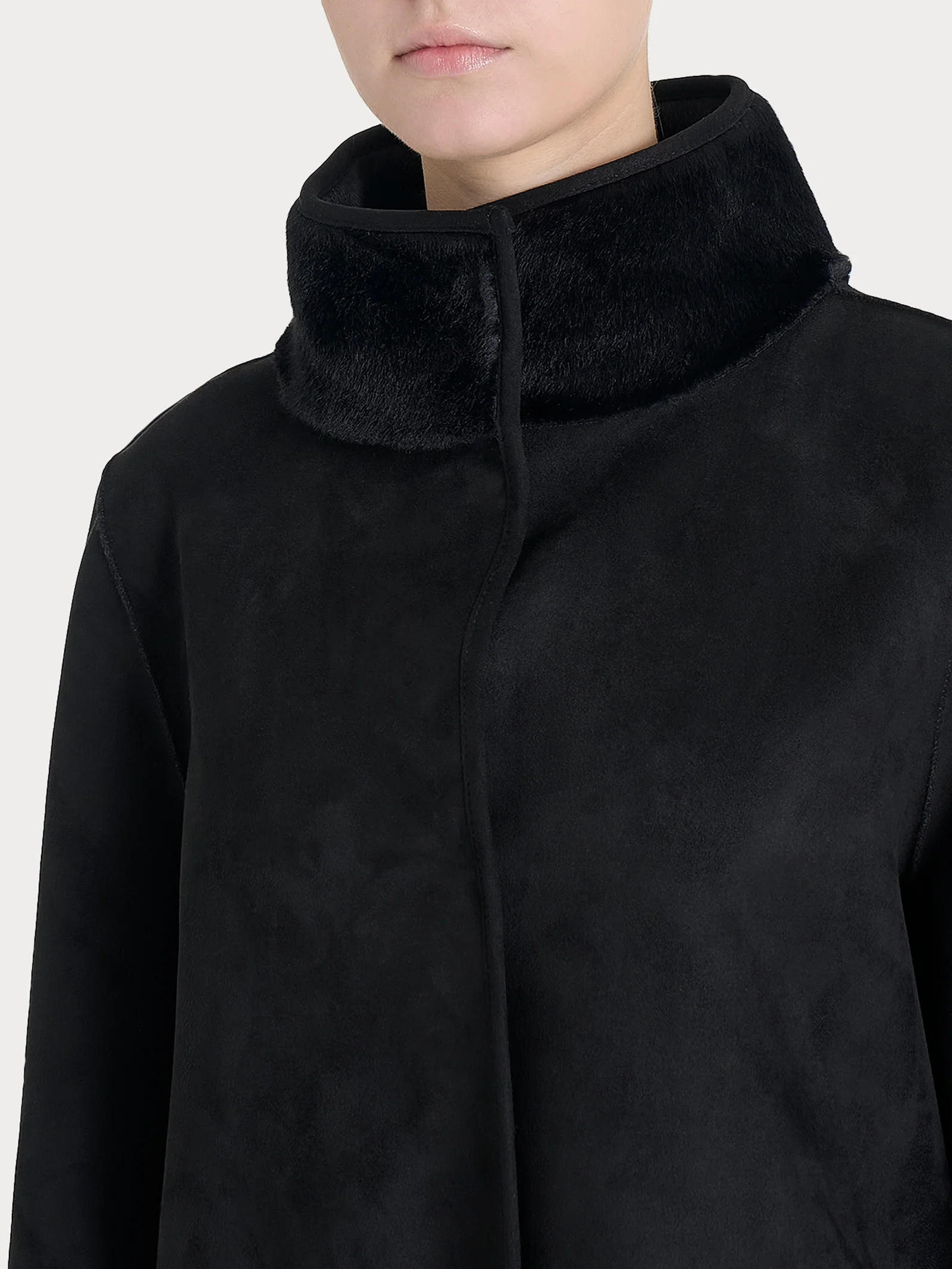 Giacca lunga con collo alto double-face in Vegan Shearling  - Nero - Image 9