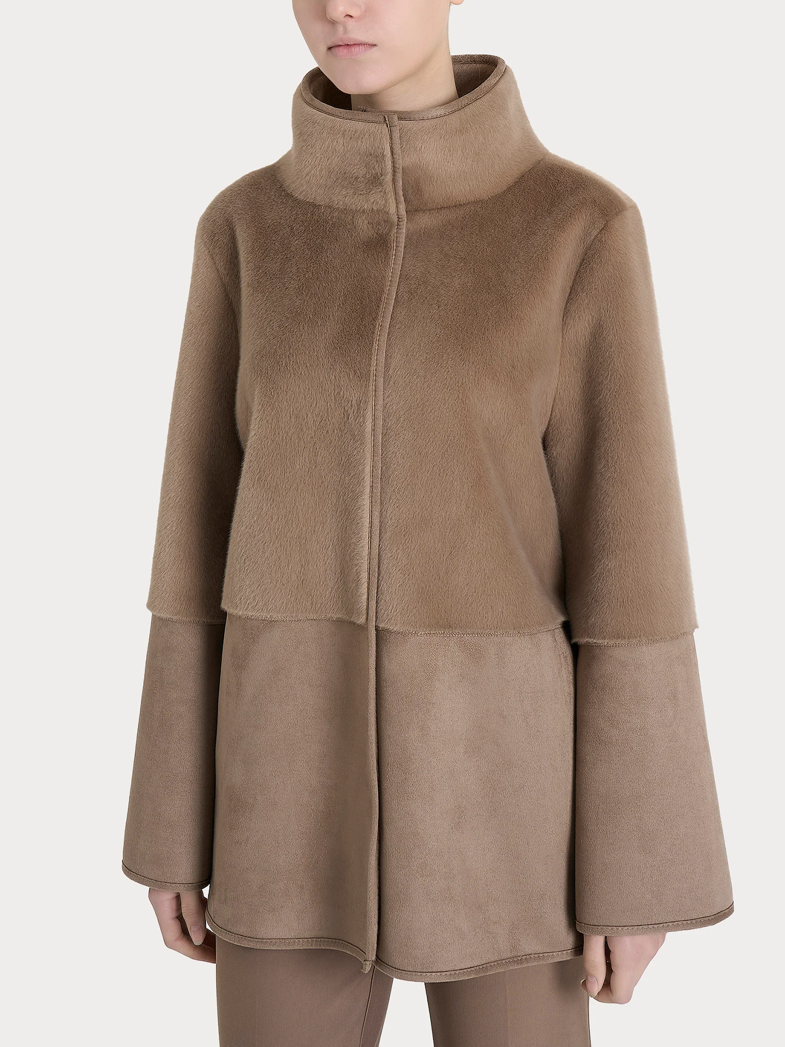 Giacca lunga con collo alto double-face in Vegan Shearling  - Pine Bark
