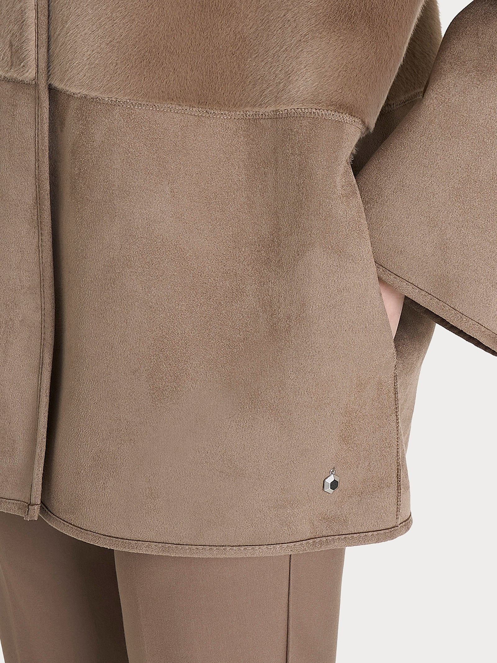 Giacca lunga con collo alto double-face in Vegan Shearling  - Pine Bark - Image 6