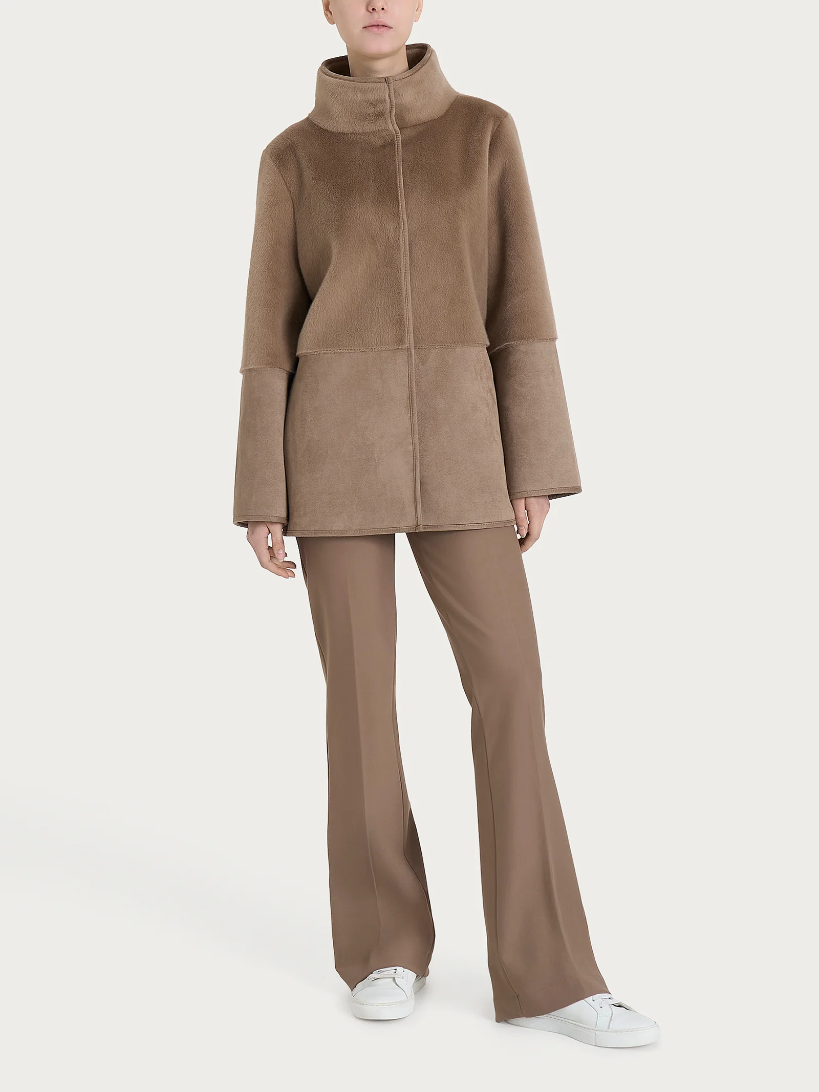 Giacca lunga con collo alto double-face in Vegan Shearling  - Pine Bark - Image 8