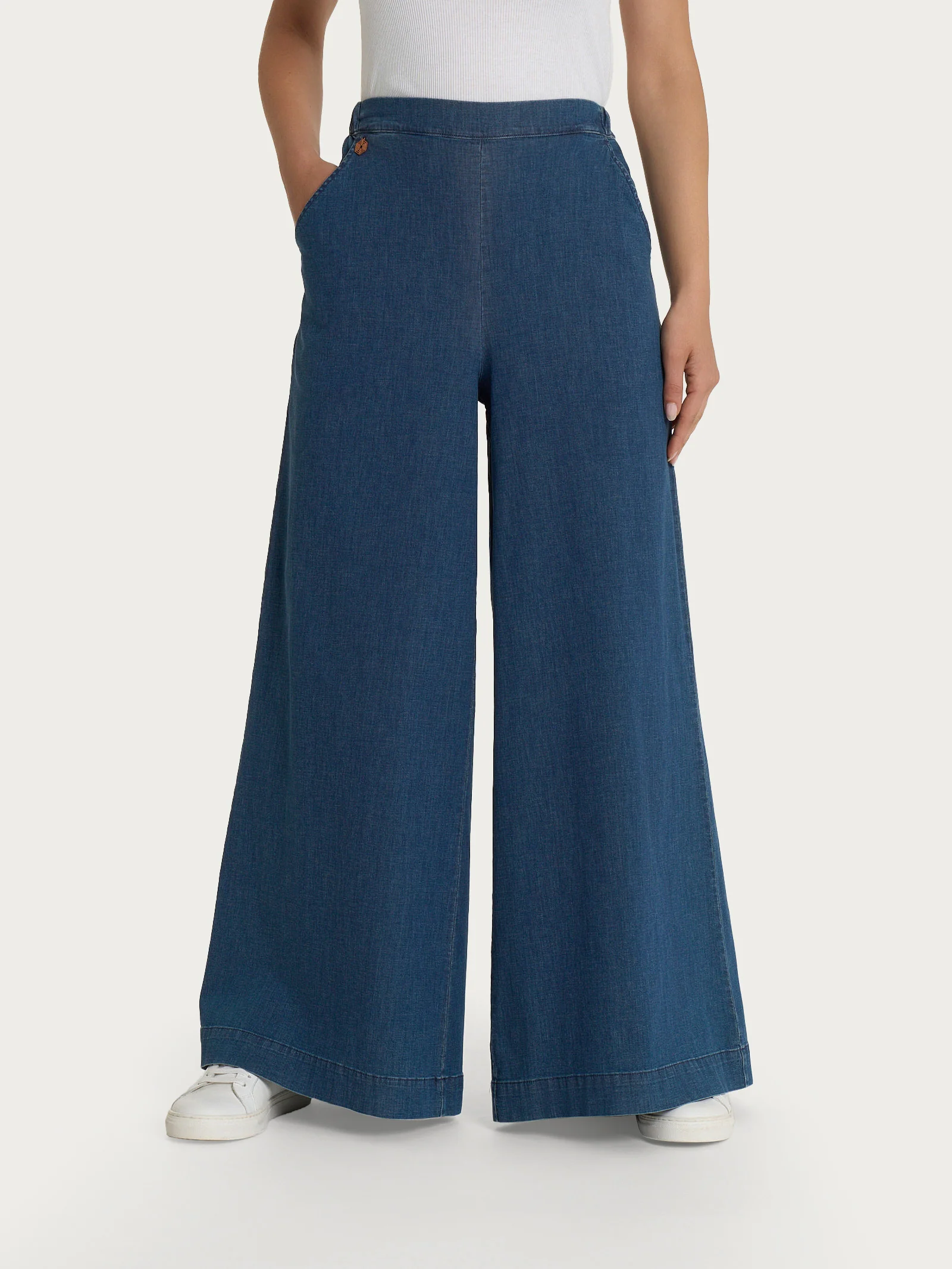 Jeans a palazzo con tasche e vita piatta in Super Light Denim - Indigo - Image 4