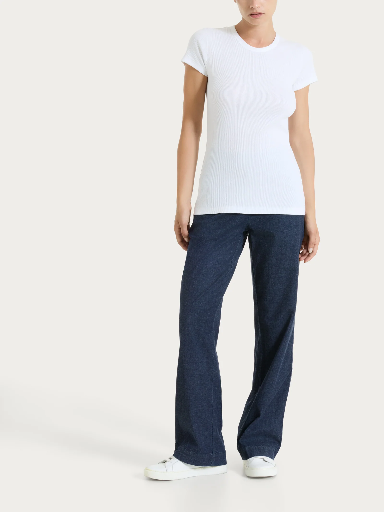Jeans ampio con tasche e vita piatta in Super Light Denim - Dark Indigo - Image 4