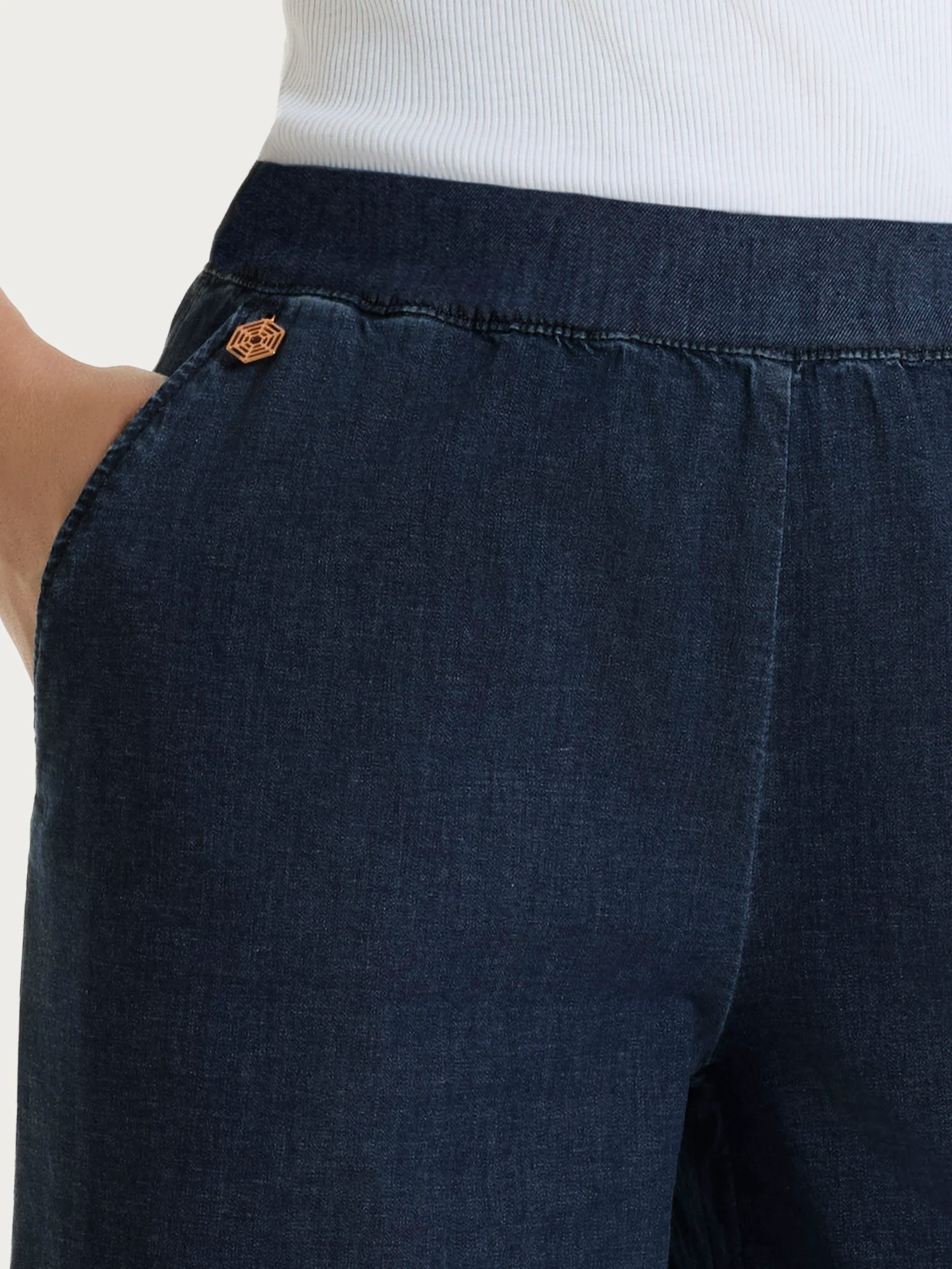 Jeans ampio con tasche e vita piatta in Super Light Denim - Dark Indigo - Image 6