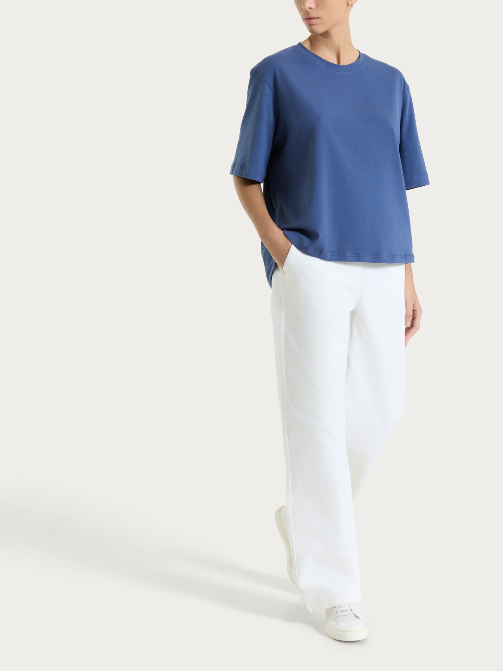 Jeans ampio con tasche in Light Denim - Bianco - Image 4