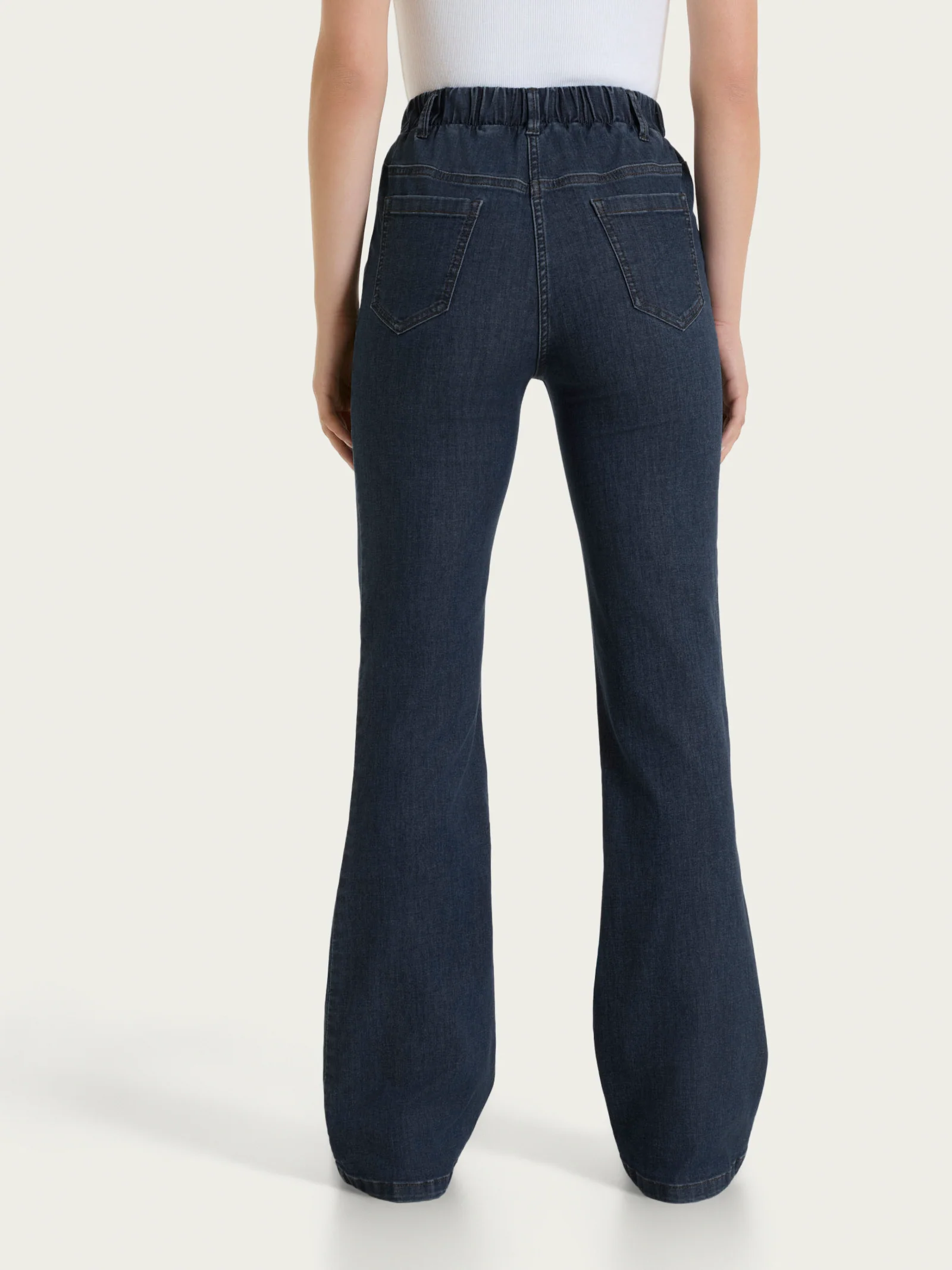 Jeans flare con tasche e vita piatta in Light Denim - Indigo - Image 2