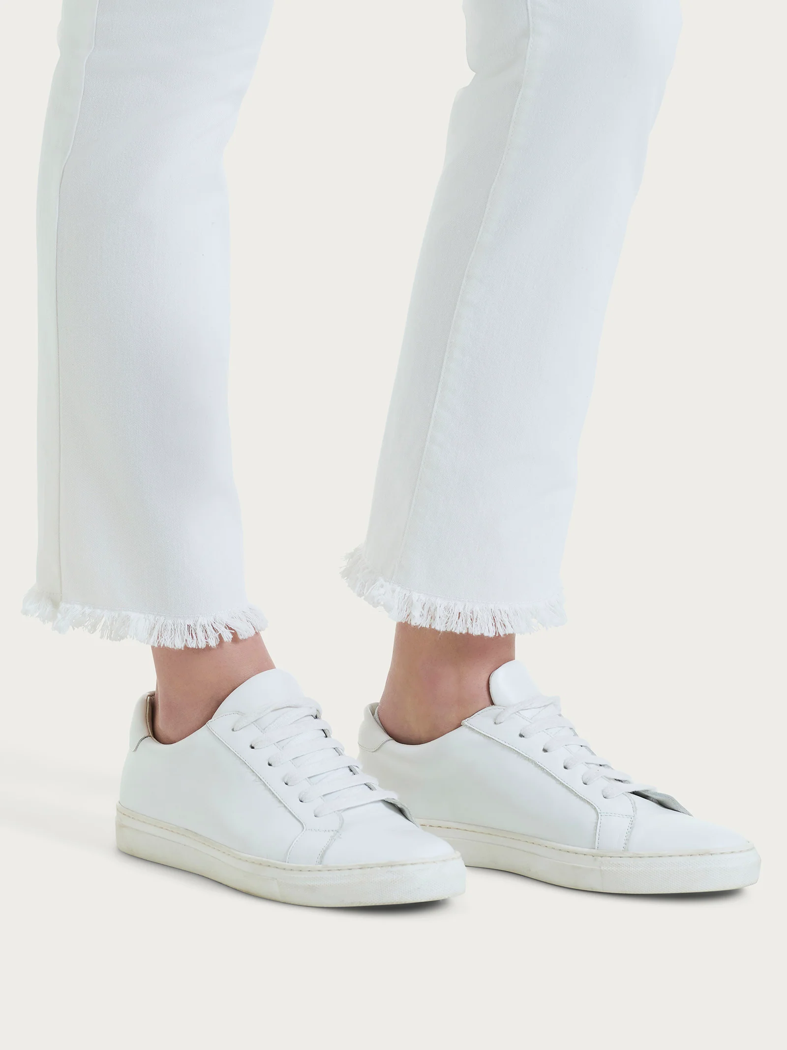 Jeans sfrangiato dritto con tasche in Light denim - Bianco - Image 3
