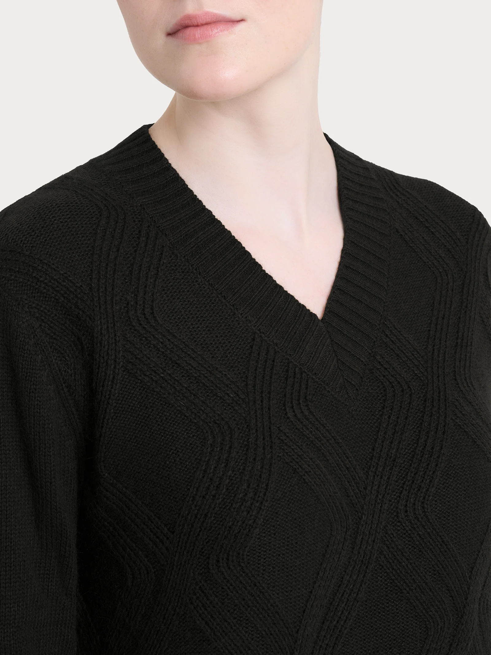 Maglia con scollo a V e con trecce in Natural Soft - Nero - Image 3