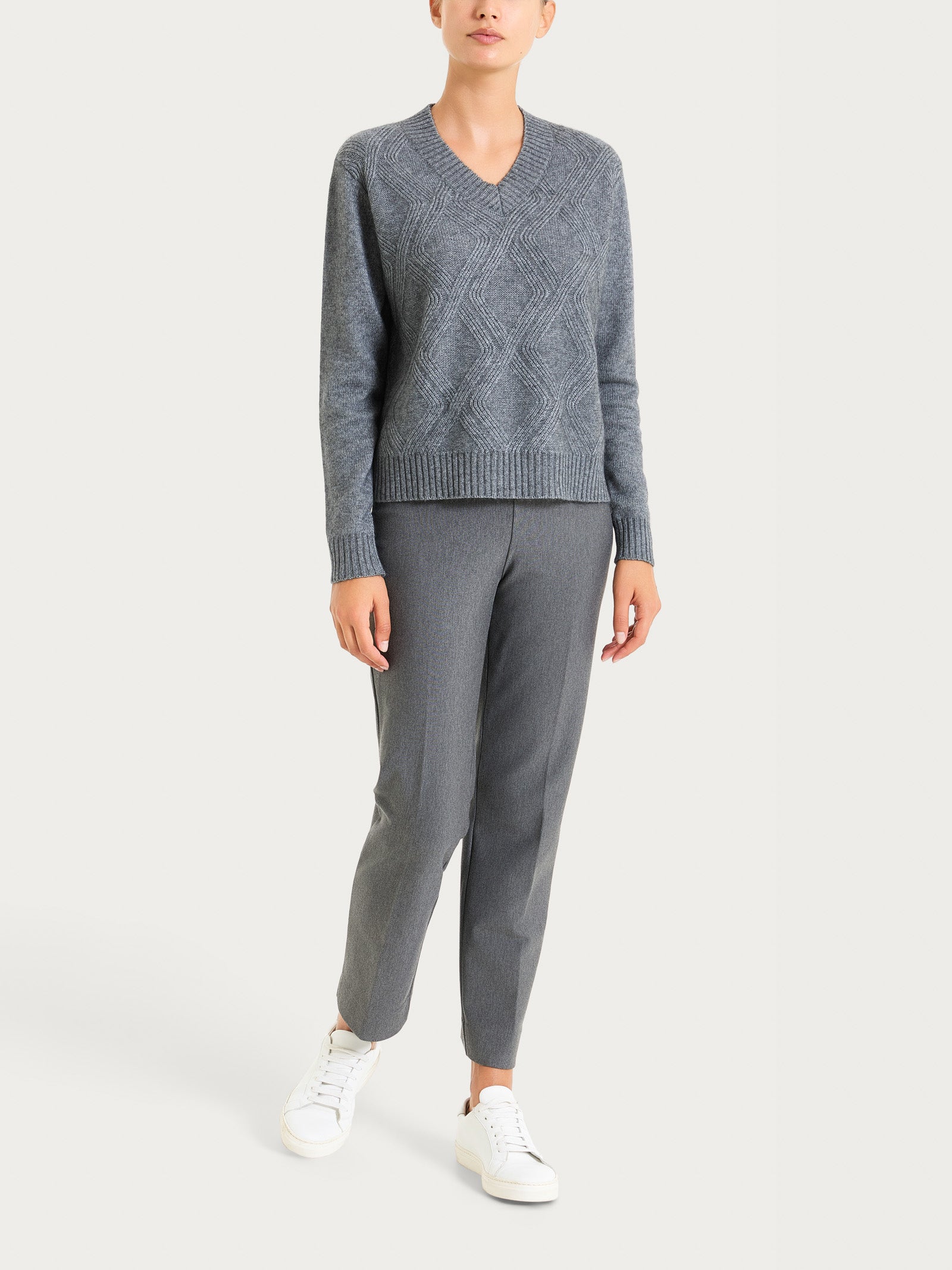 Maglia con scollo a V e con trecce in Natural Soft - Ferro Mel. - Image 4