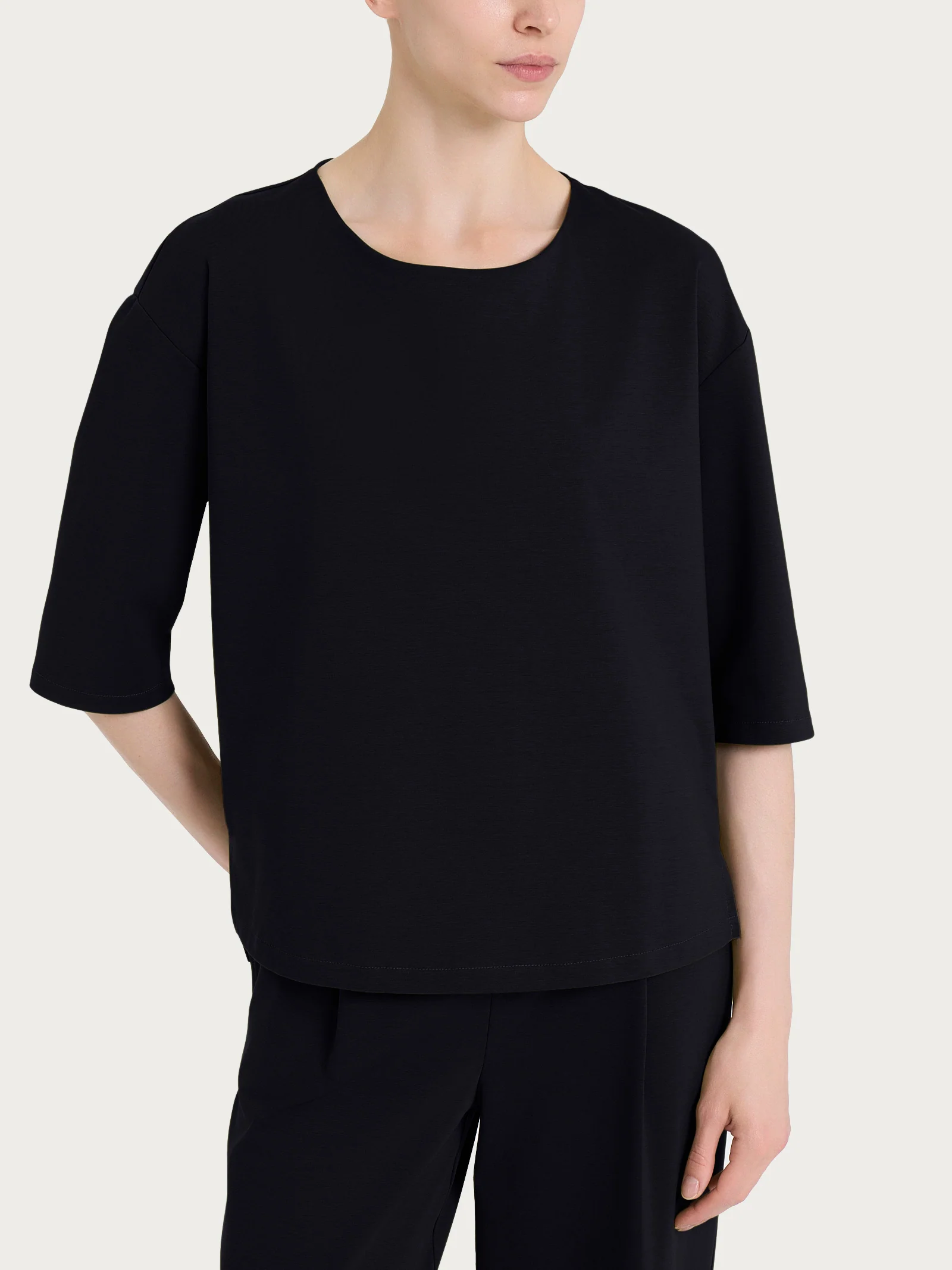 Maglia corta girocollo in Compact Light - Nero