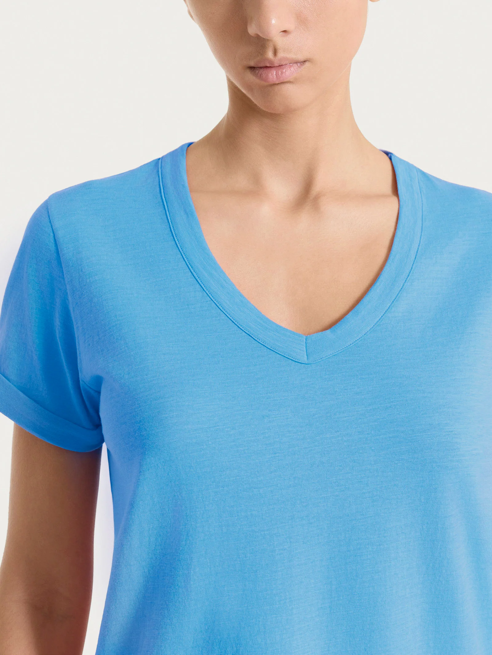 Maglietta con Scollo a V in slub jersey di cotone - Azure Blue - Image 4