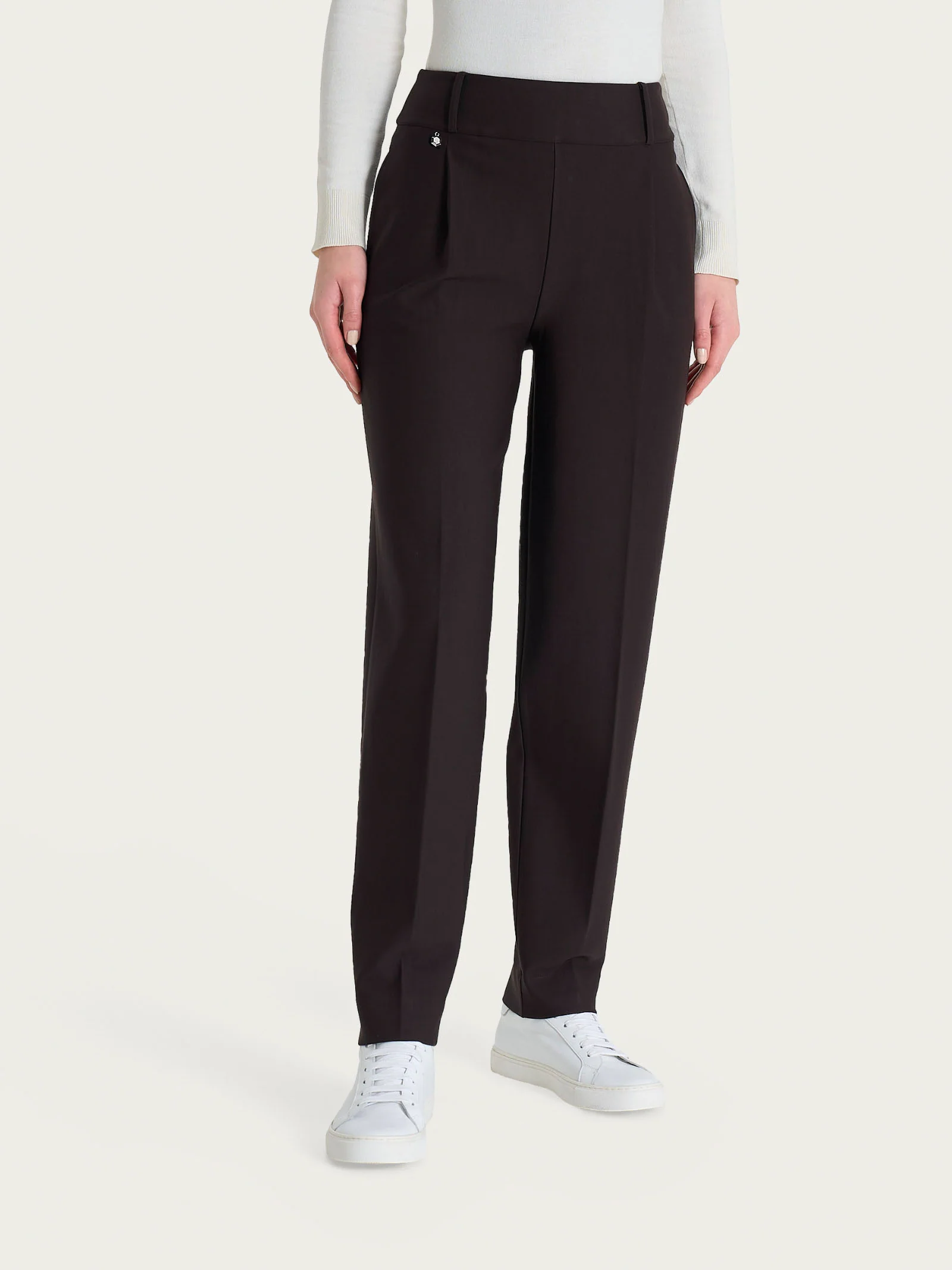 Pantalone a carota con tasche e pinces in Compact - Chocolate Torte