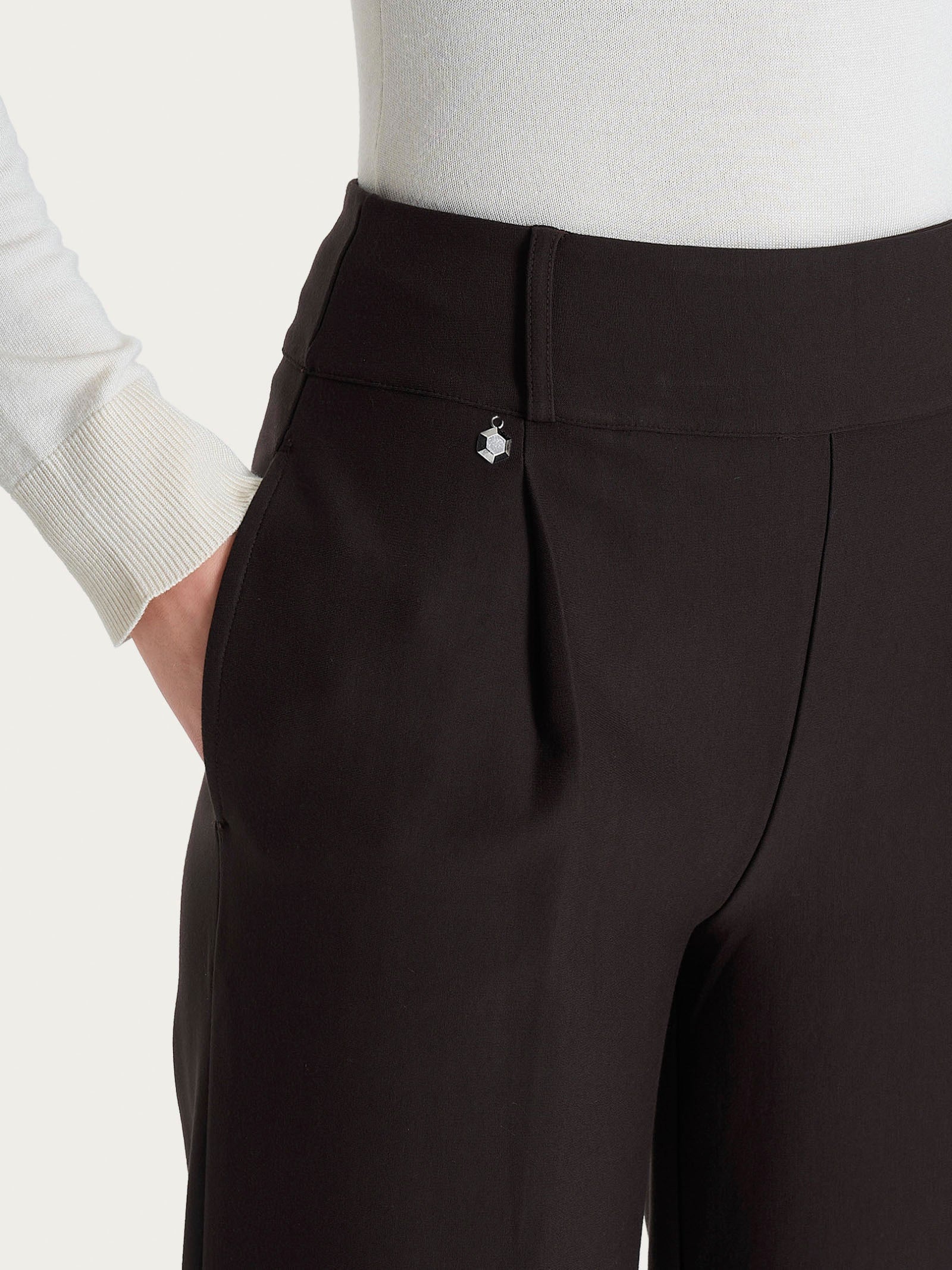 Pantalone a carota con tasche e pinces in Compact - Chocolate Torte - Image 5