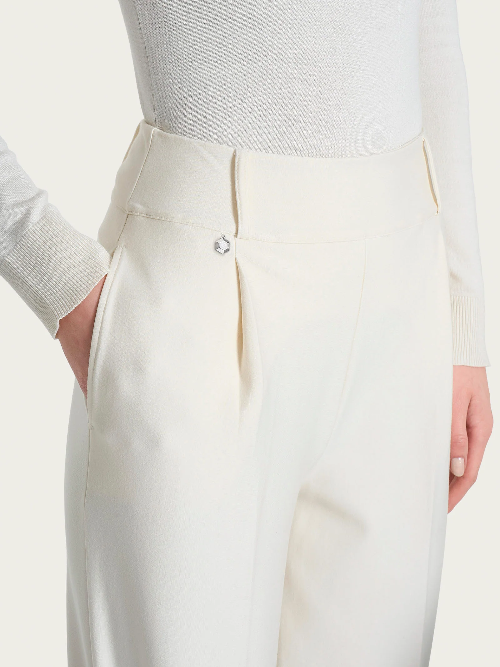 Pantalone a carota con tasche e pinces in Compact - Rain Forest - Image 3