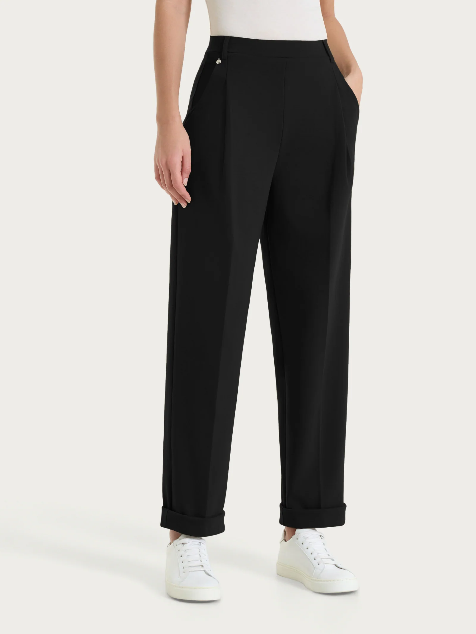 Pantalone a carota con tasche e pinces in Compact Light - Nero