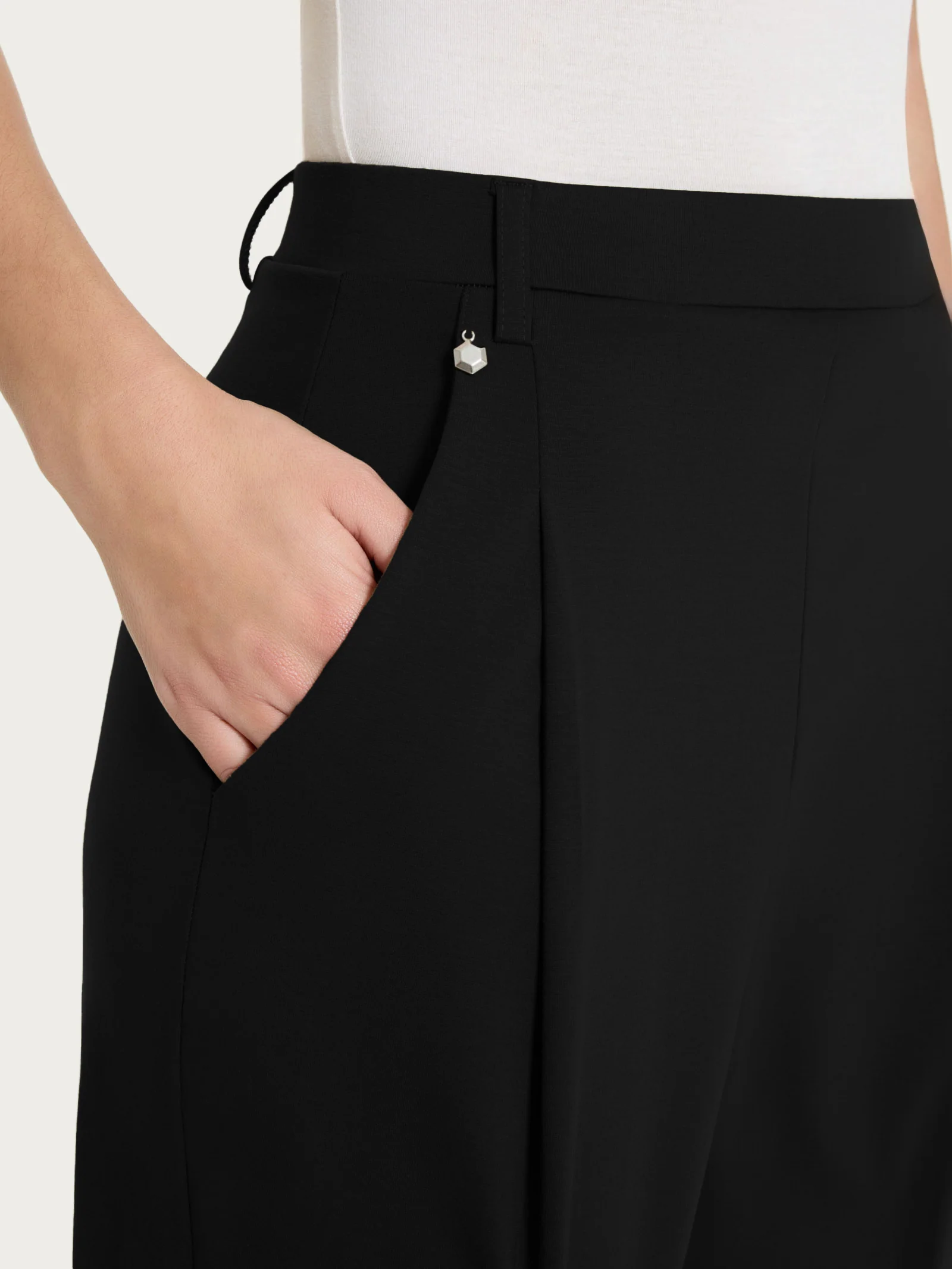 Pantalone a carota con tasche e pinces in Compact Light - Nero - Image 6